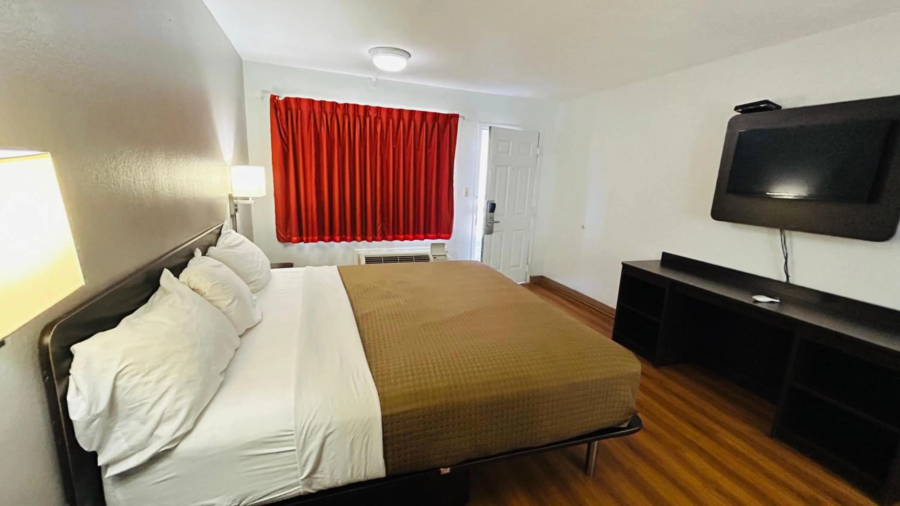 Bedroom, Bed in Super 7 Inn Tupelo