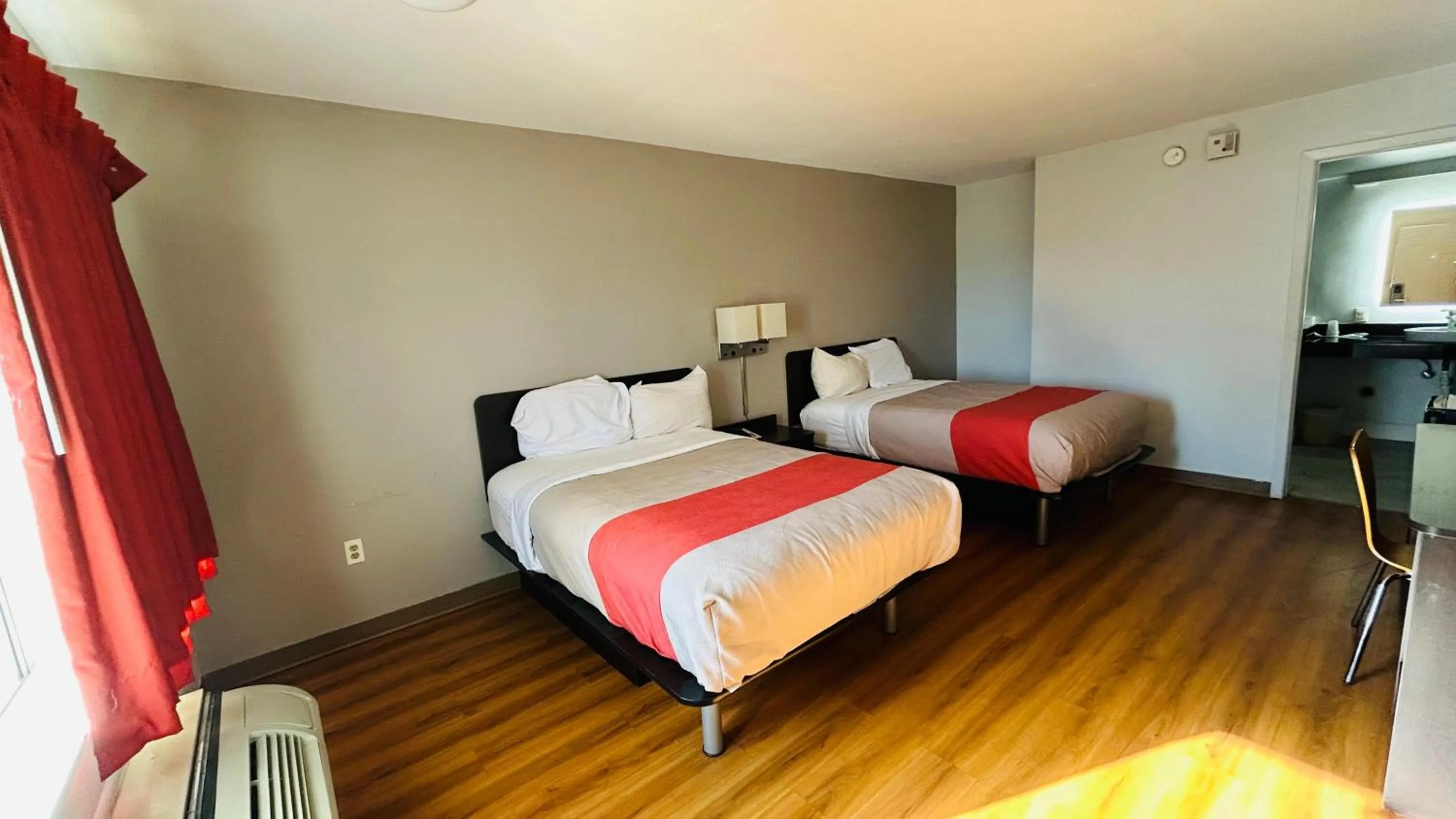 Bedroom, Bed in Super 7 Inn Tupelo