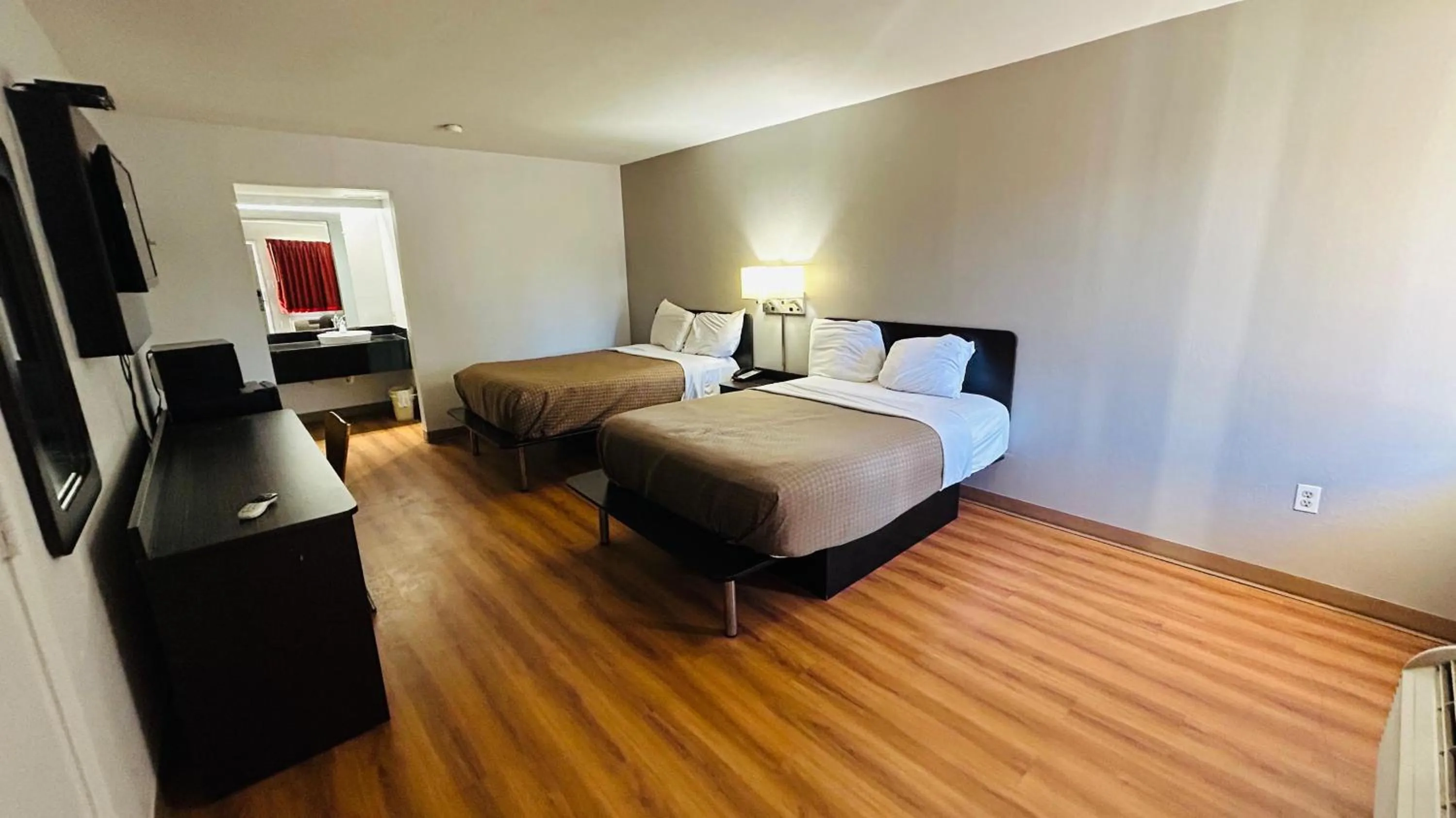 Bedroom, Bed in Super 7 Inn Tupelo