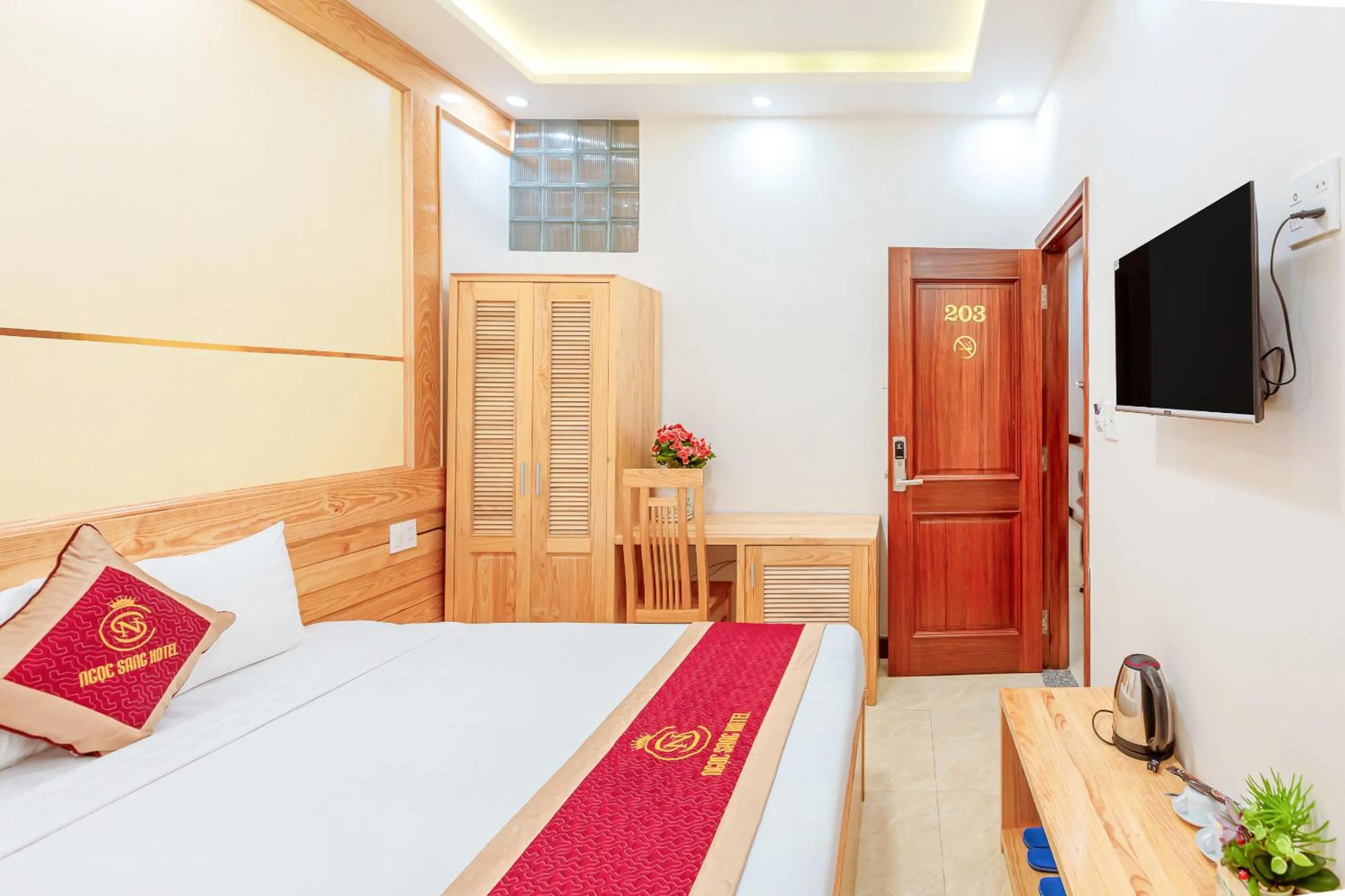 wardrobe, Bed in Ngọc Sang 1 Hotel