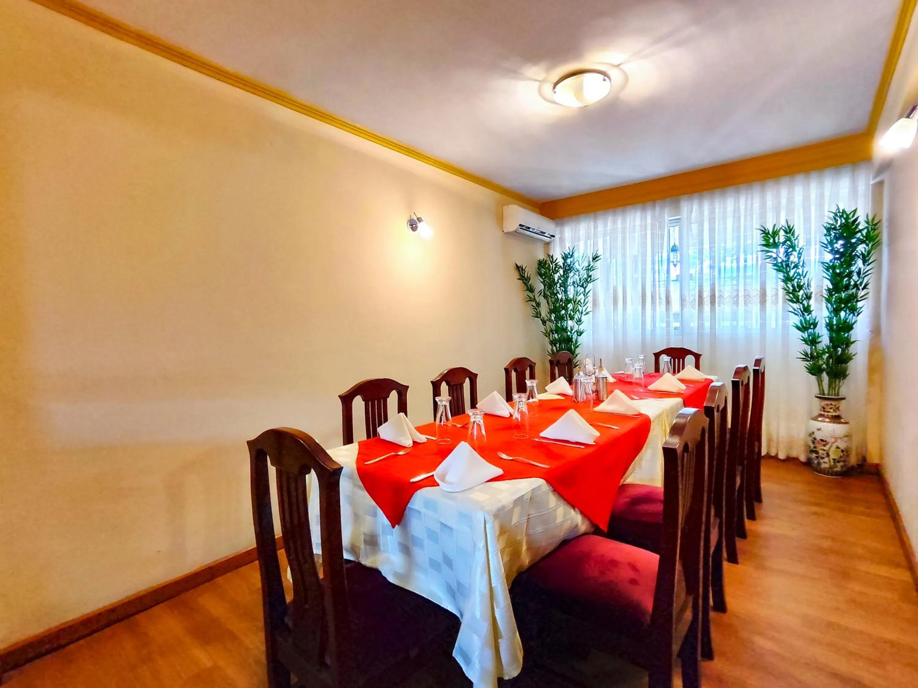 Restaurant/places to eat in Lido Hotel