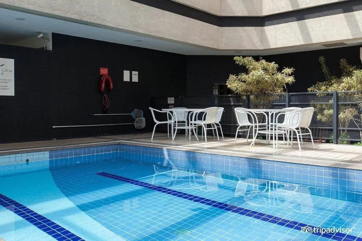 Swimming pool in LFlats no Hotel Aeroporto Congonhas