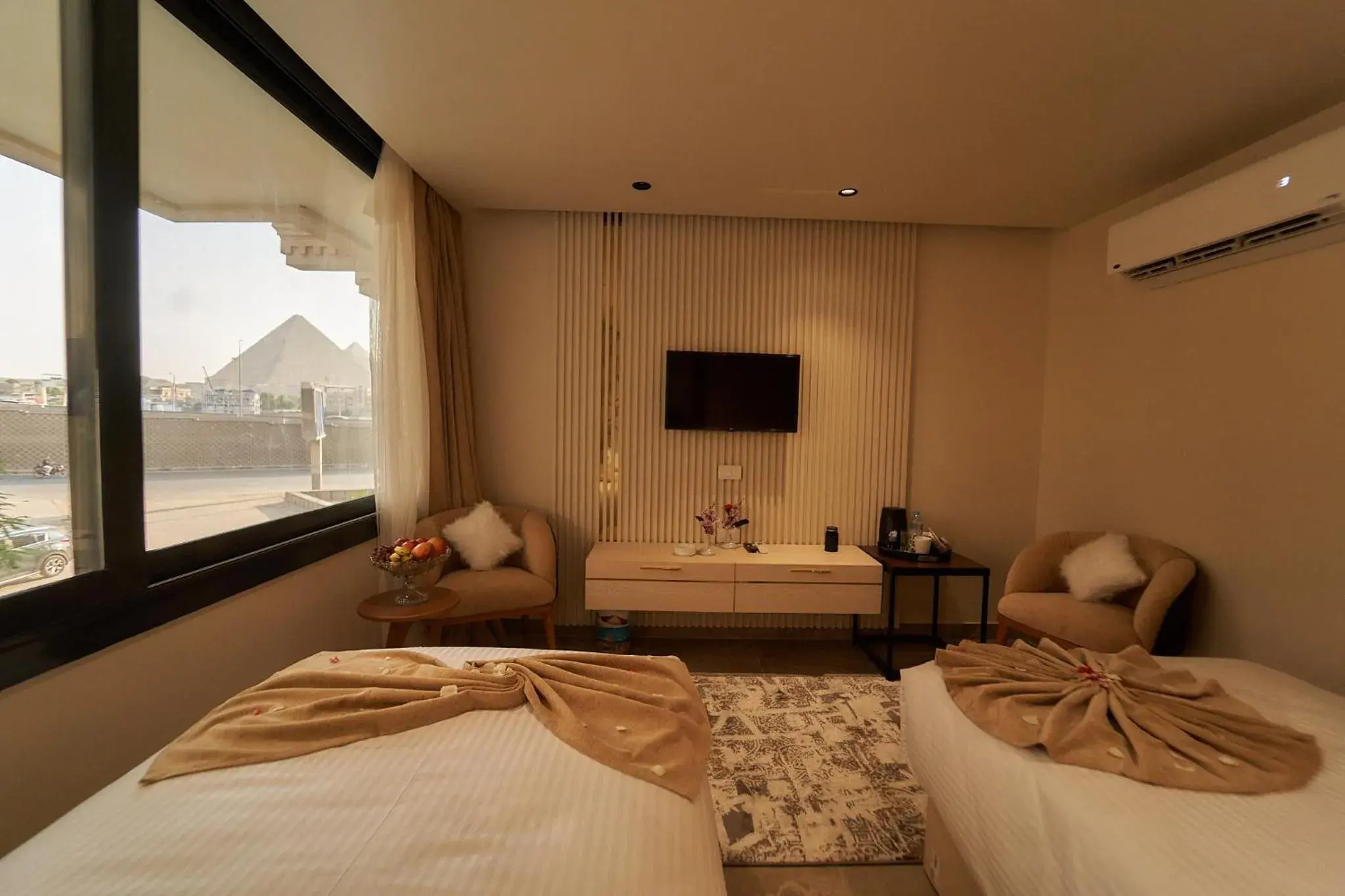 Deluxe Twin Room in Gold's Pyramids Hotel Deluxe Twin Room in Gold's Pyramids Hotel