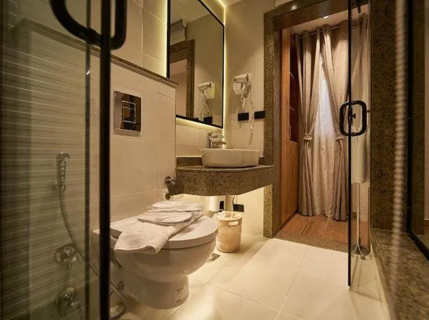 Bathroom in Gold's Pyramids Hotel