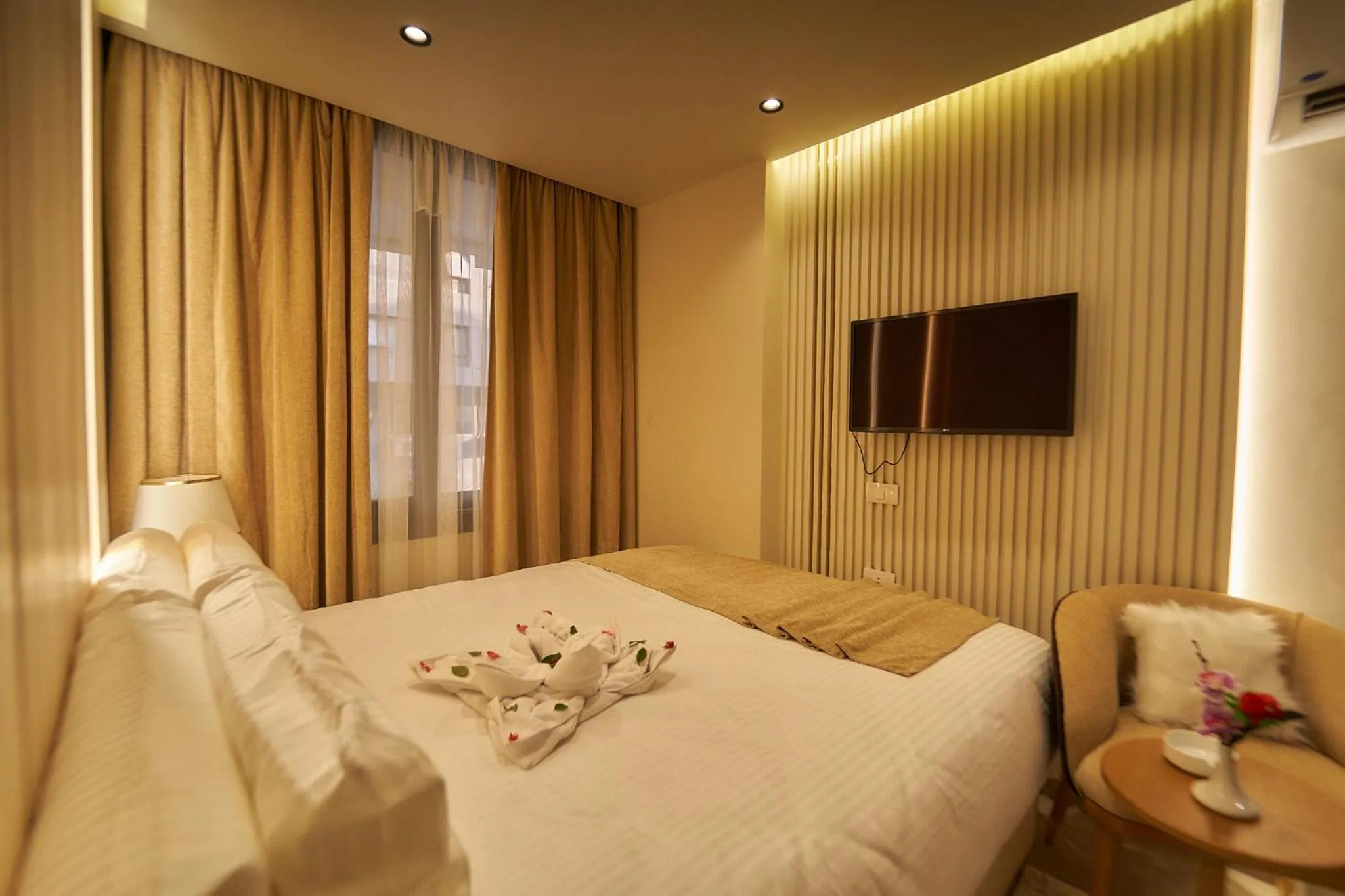 Communal lounge/ TV room, Bed in Gold's Pyramids Hotel