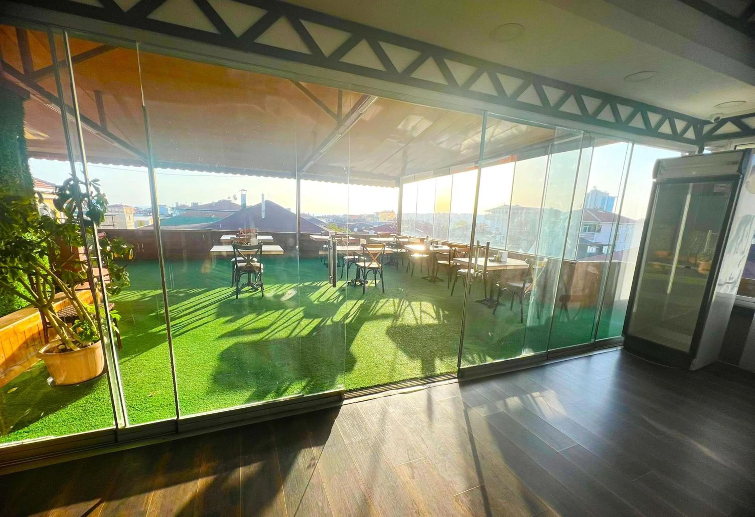 Restaurant/places to eat in Avist Hotel Avcılar