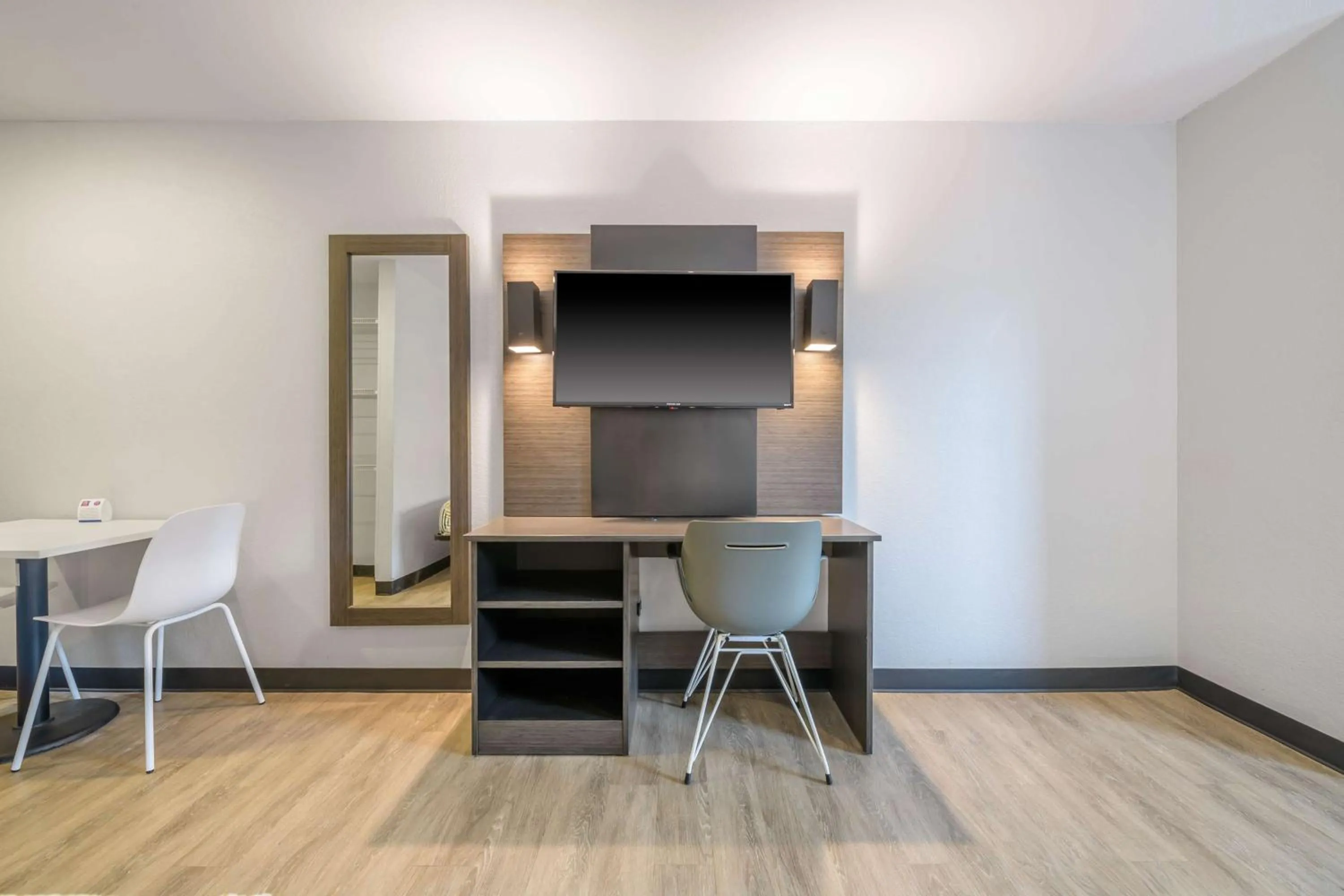 TV and multimedia in Studio 6 Columbus GA Columbus Airport