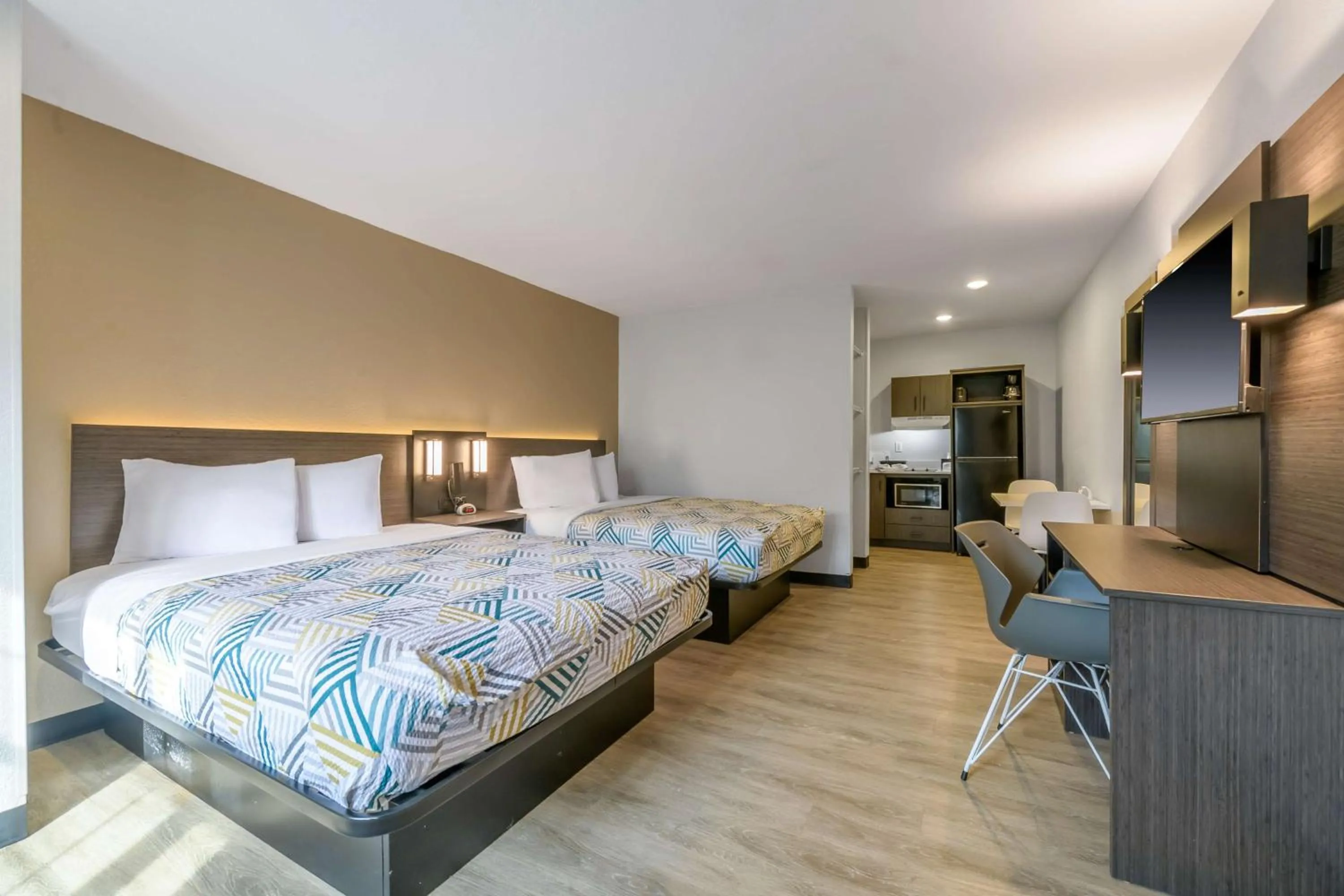 Photo of the whole room, Bed in Studio 6 Columbus GA Columbus Airport