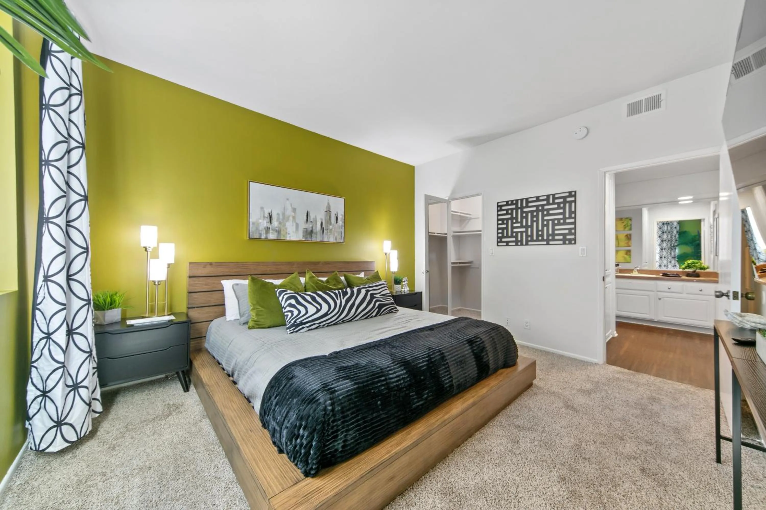 Beverly Hills Gem 1 BR Apt with Parking 218