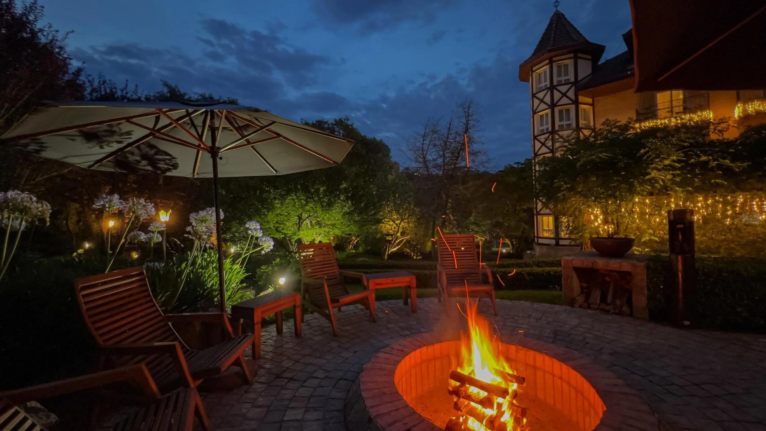 Evening entertainment in Carballo Hotel & Spa