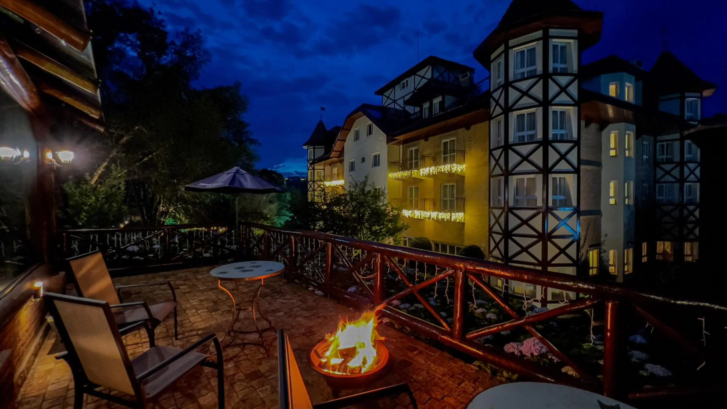 Evening entertainment in Carballo Hotel & Spa