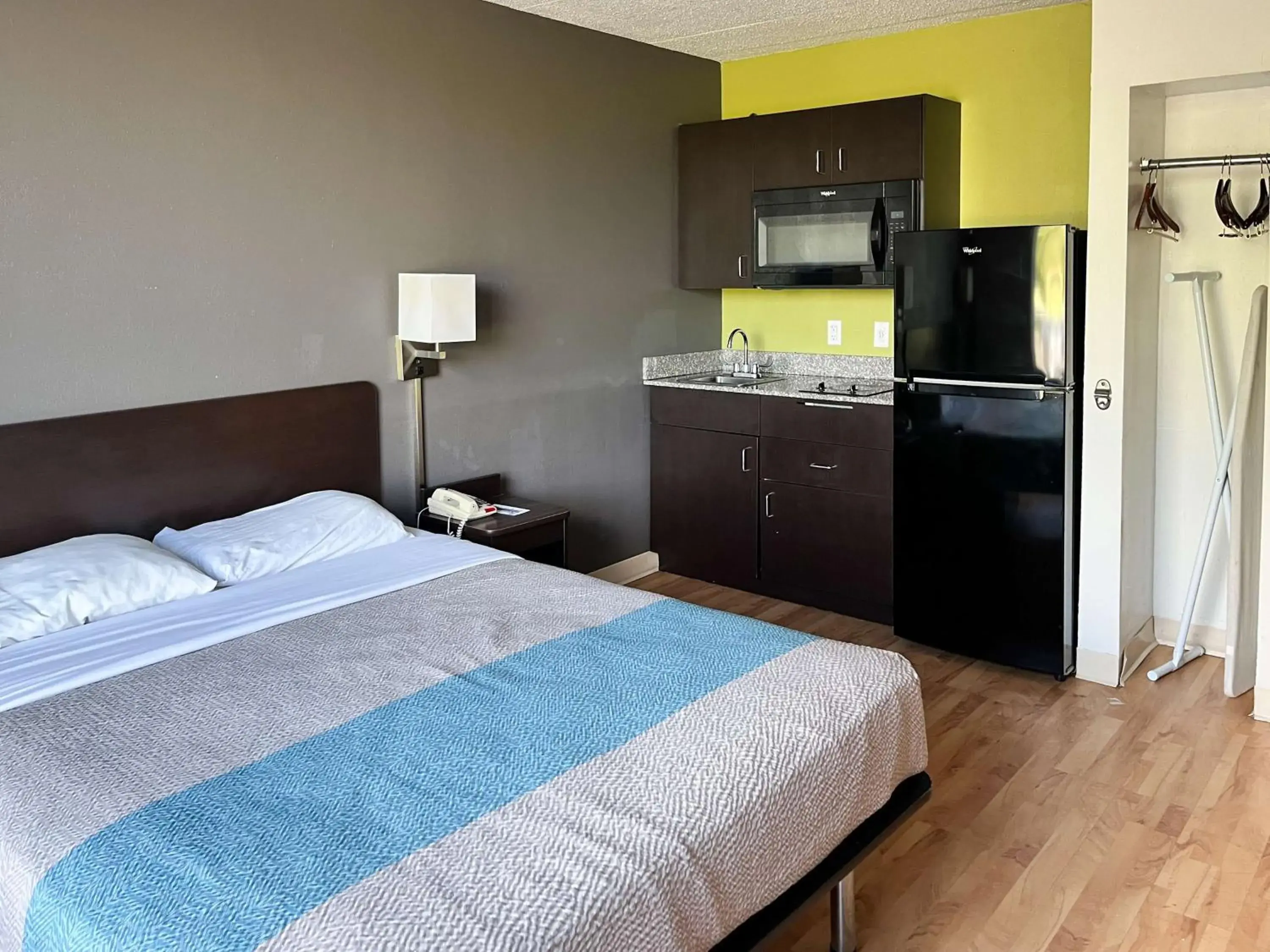 Quadruple Room - Smoking in Studio 6 Suites Clarion, PA Quadruple Room - Smoking in Studio 6 Suites Clarion, PA