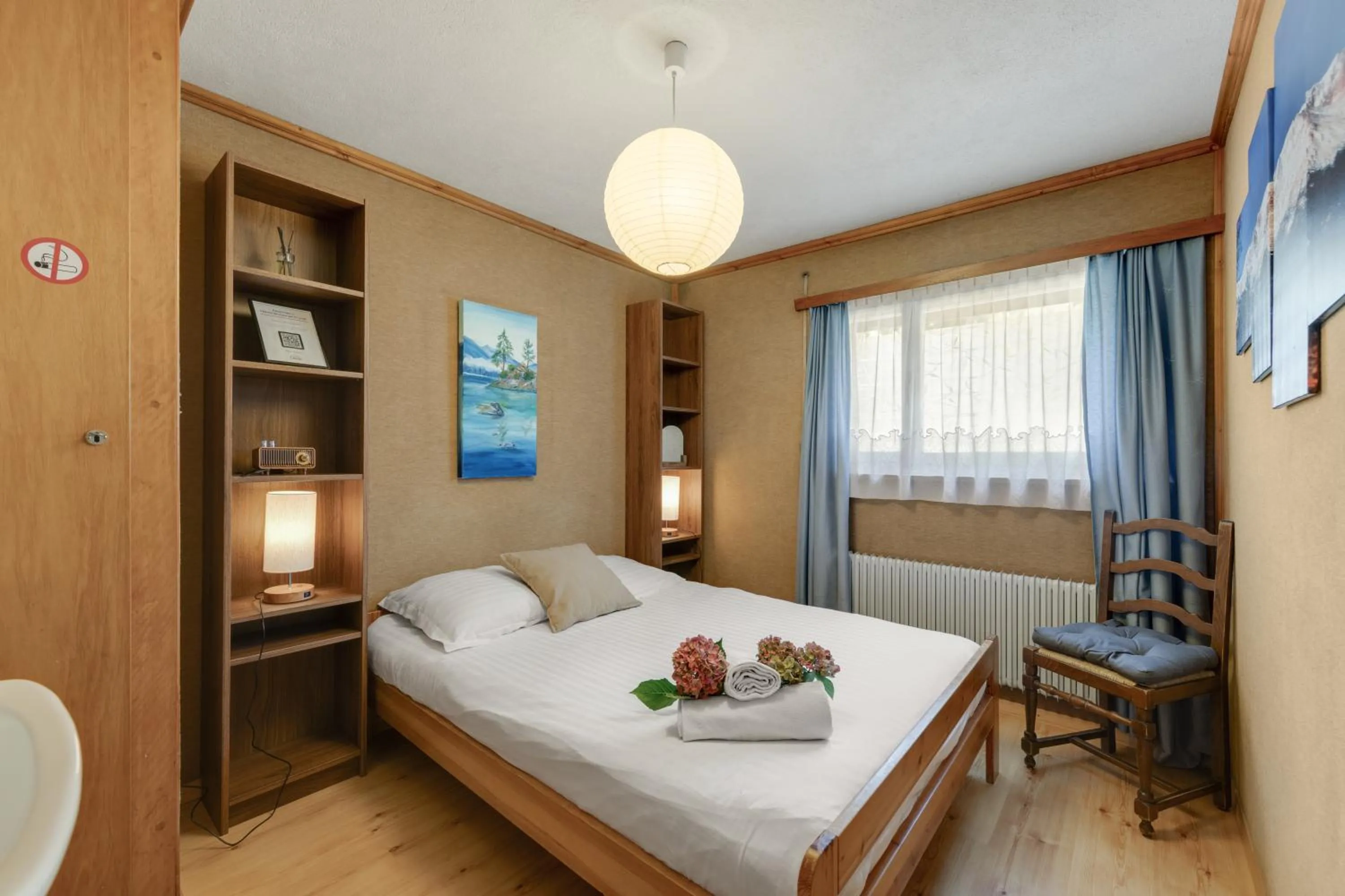 Double Room with Shared Bathroom in Hébergement Vintage l'Escale - Le Châble