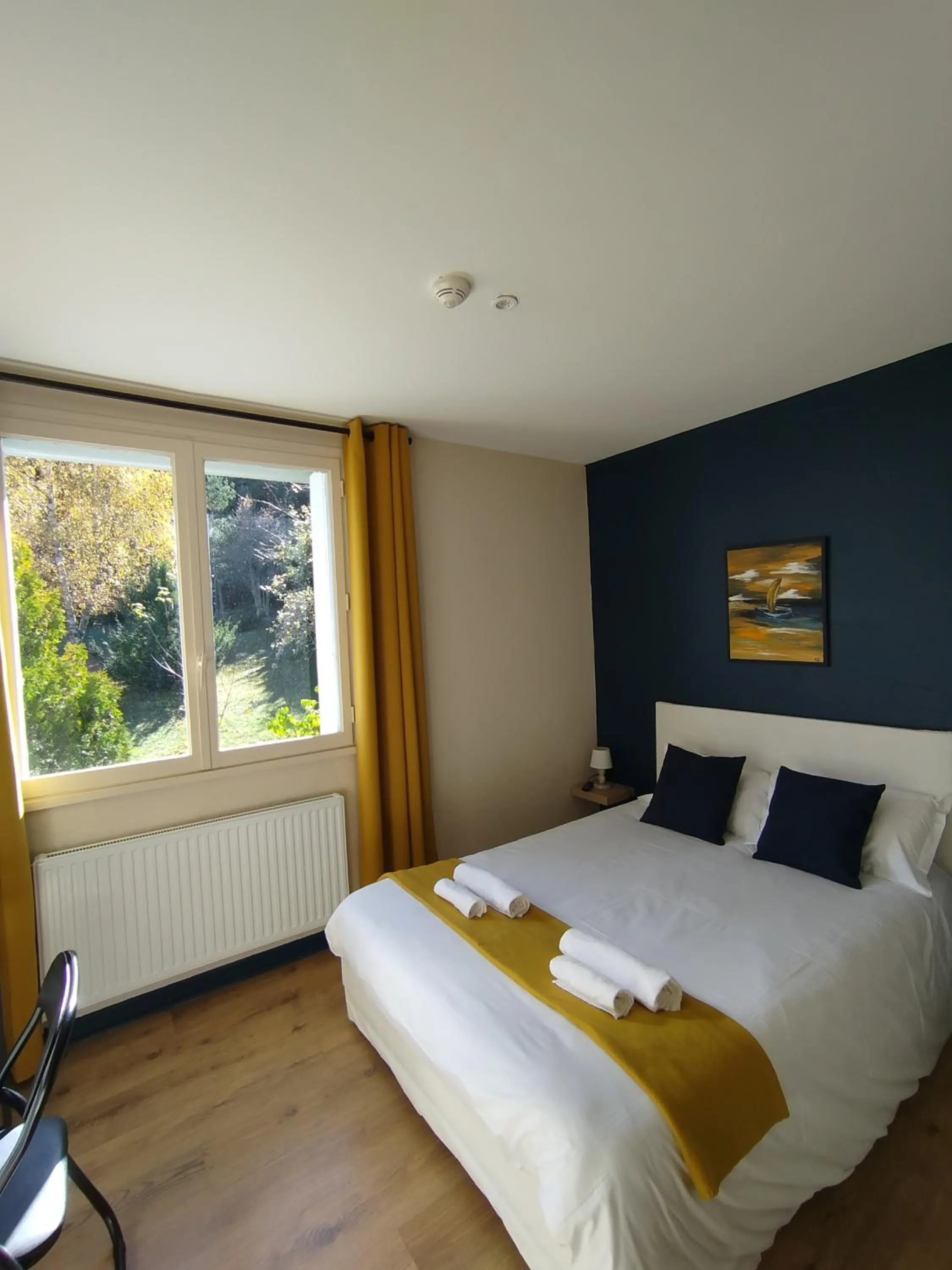 Bed in CONTACT HOTEL LE BOIS SAUVAGE