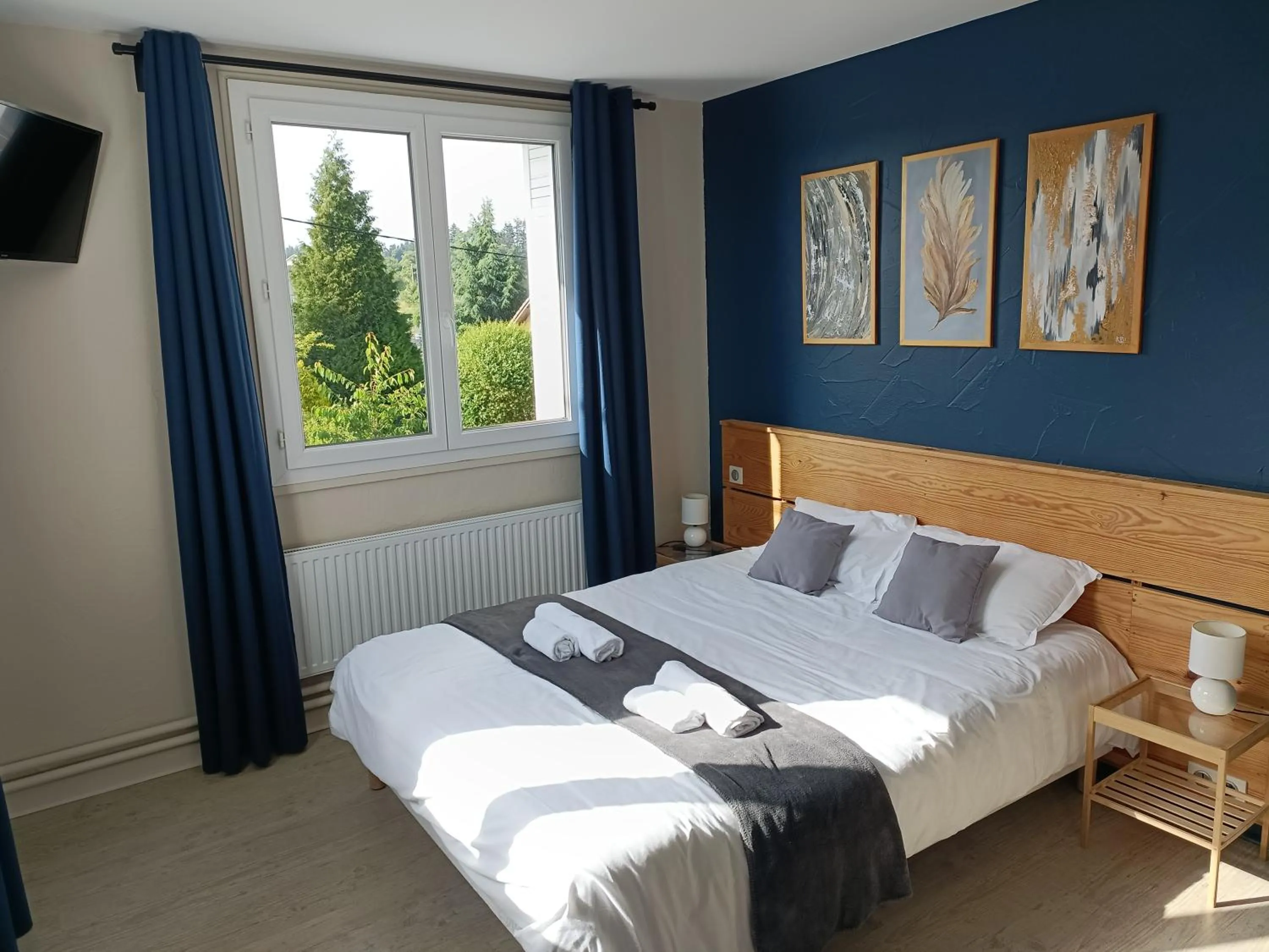 Bed in CONTACT HOTEL LE BOIS SAUVAGE