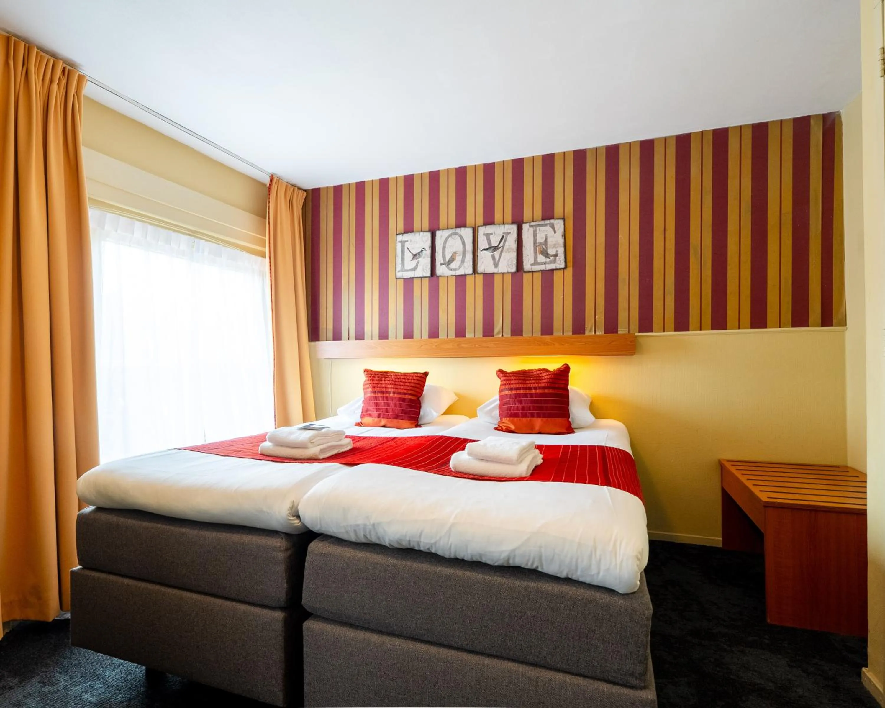 Bedroom, Bed in Martini Hotel