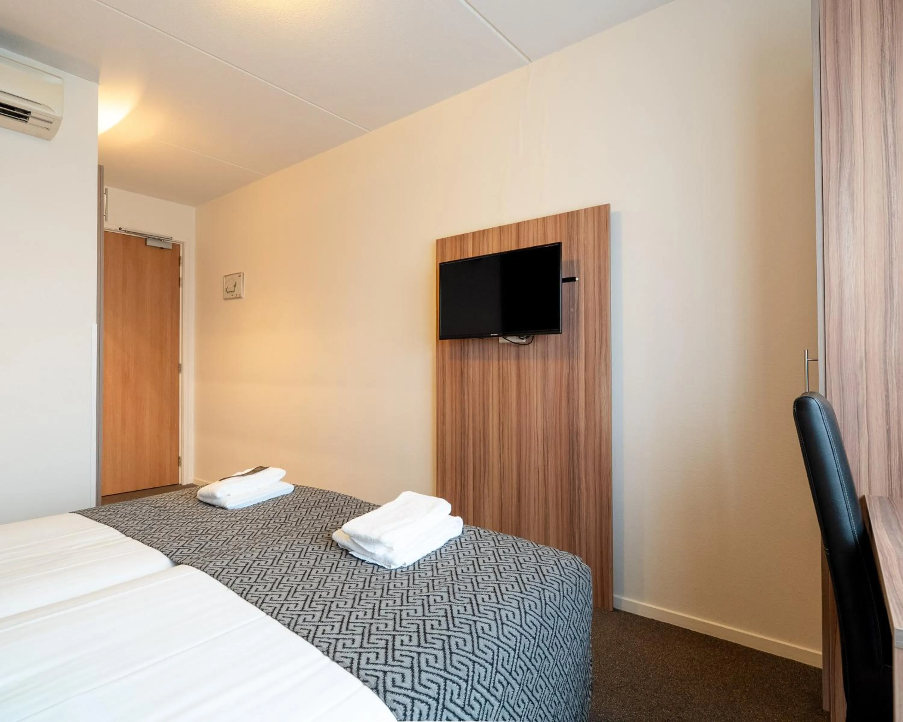 Bedroom, Bed in Martini Hotel