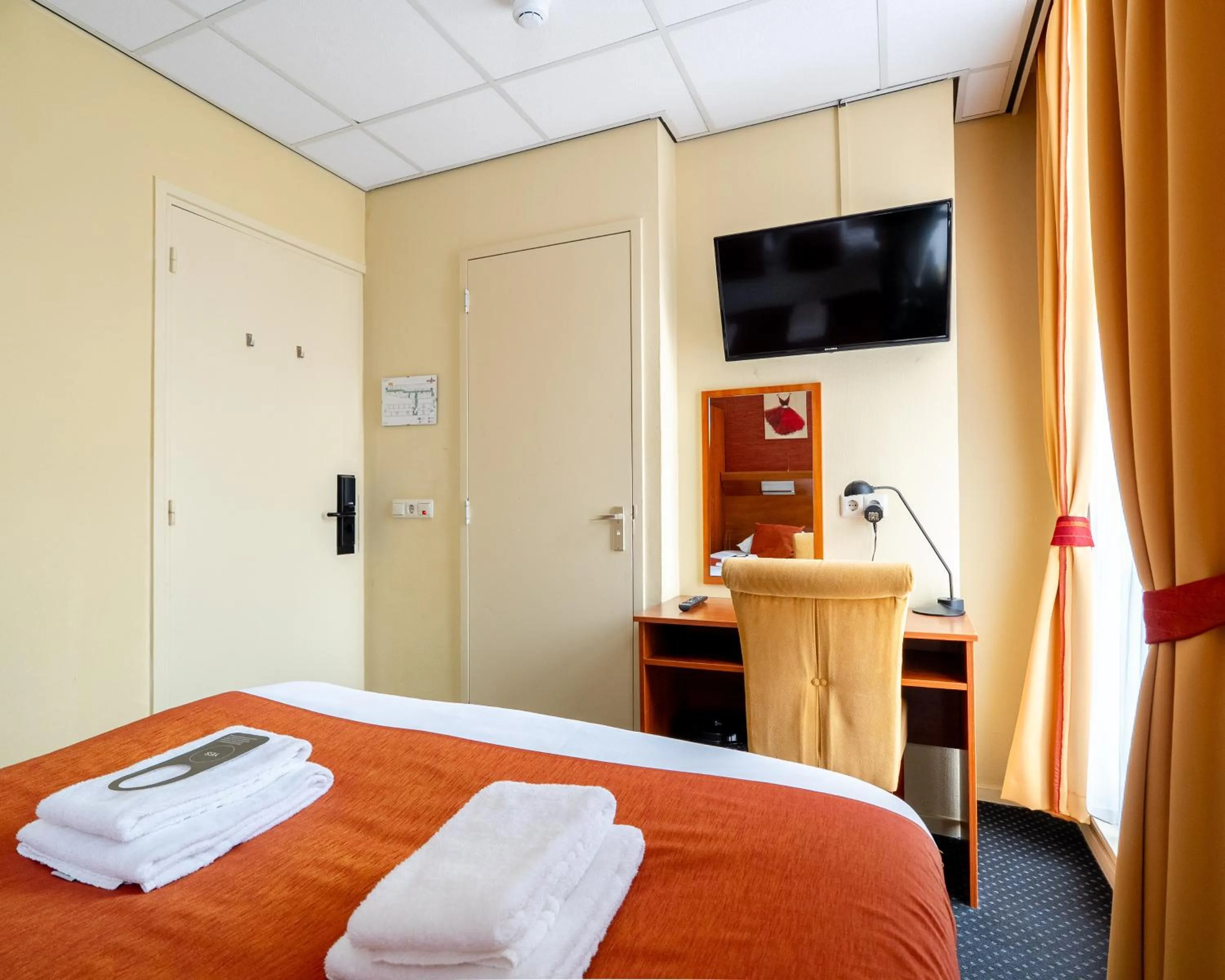 Bedroom, Bed in Martini Hotel