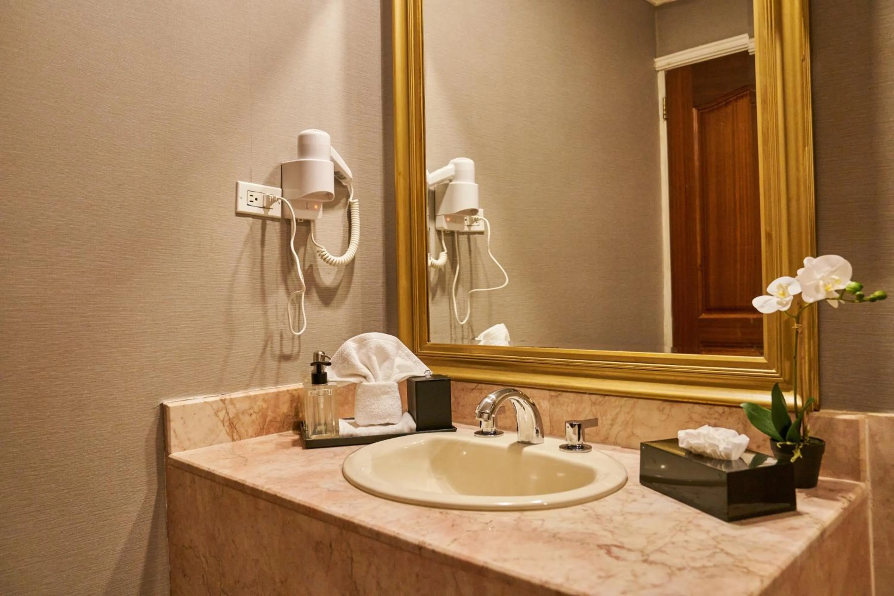 Bathroom in Waymore Hotel Spa & Casino