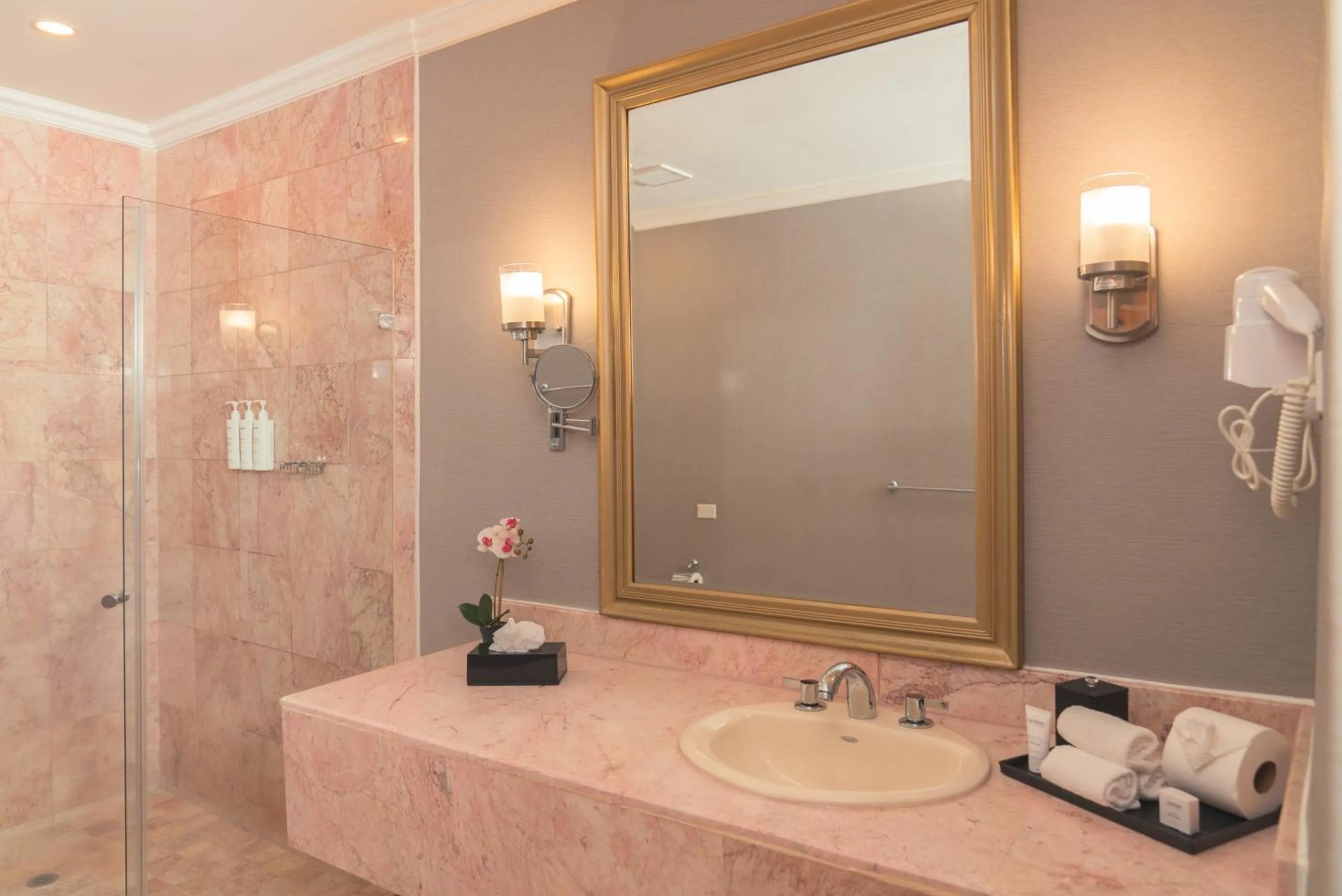 Shower in Waymore Hotel Spa & Casino