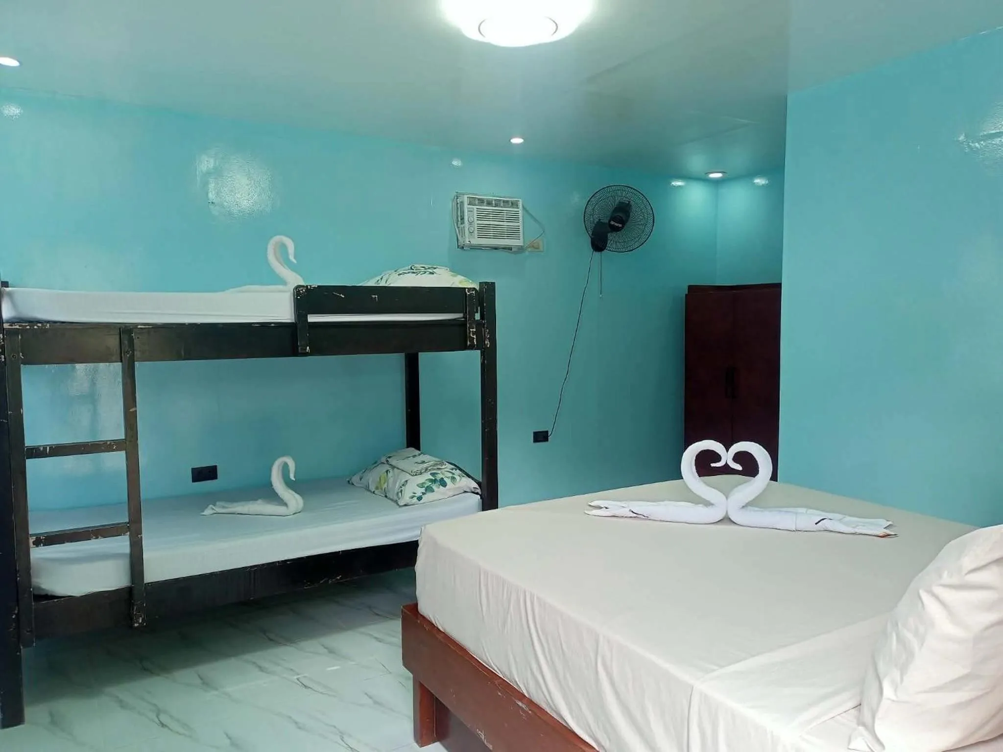 Bed in Gratum Beach Resort