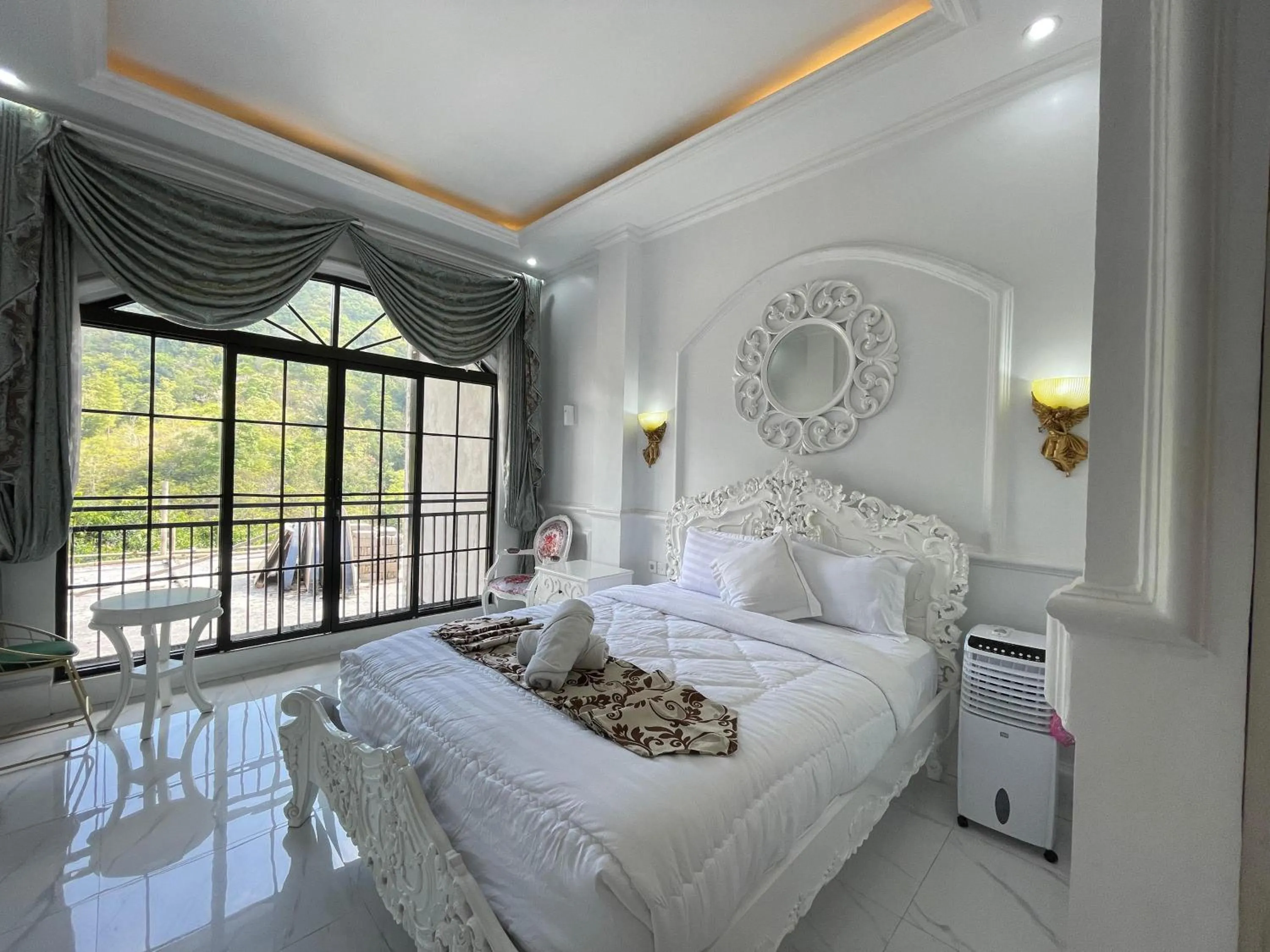 Bed in Casa Rani Hotel & Restaurant