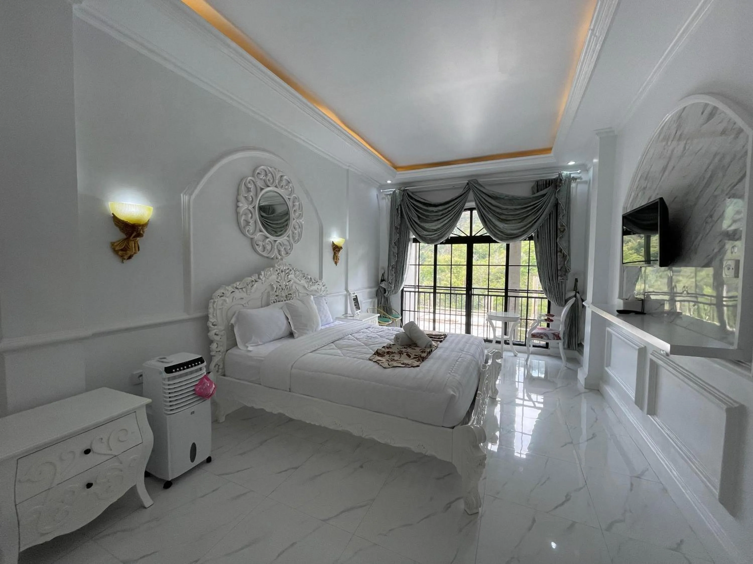 Bed in Casa Rani Hotel & Restaurant