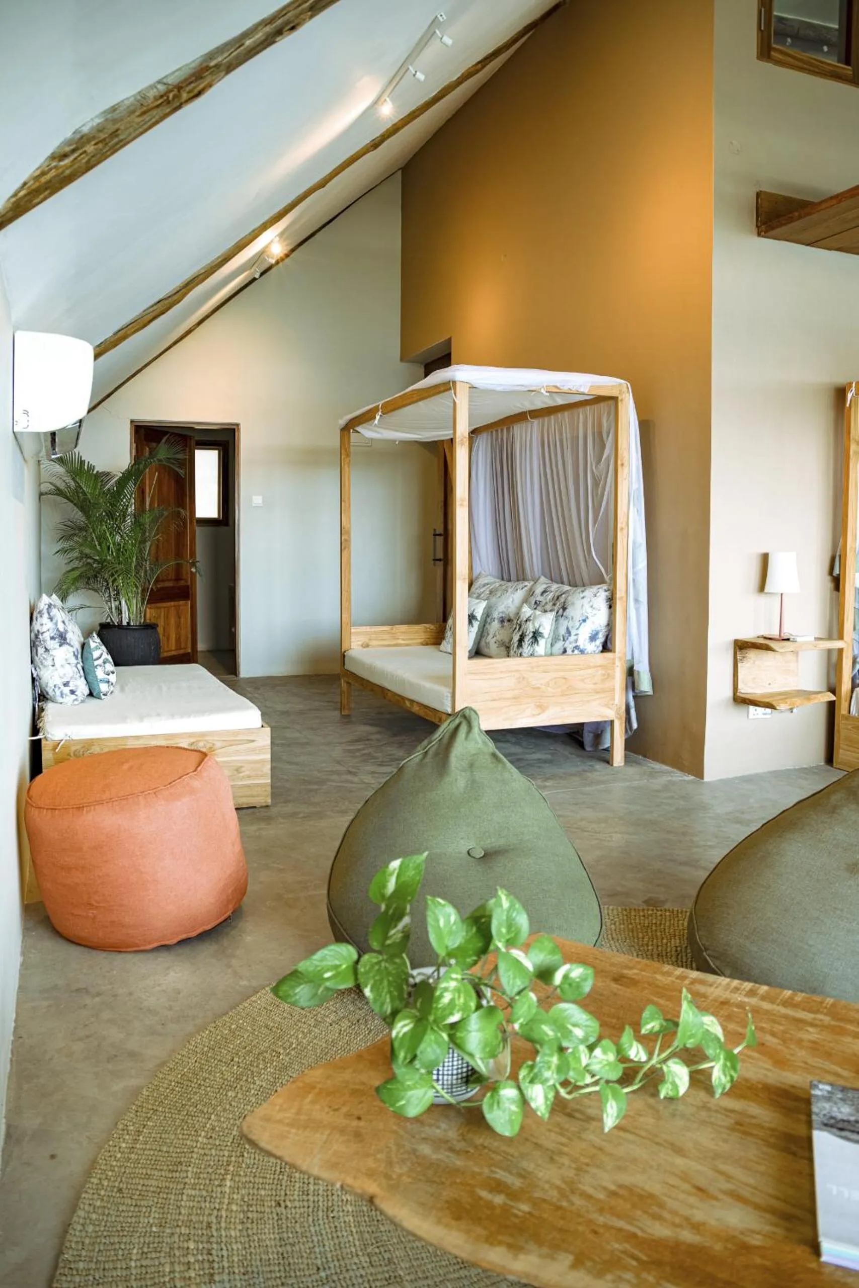 locker, Bed in The Overhang