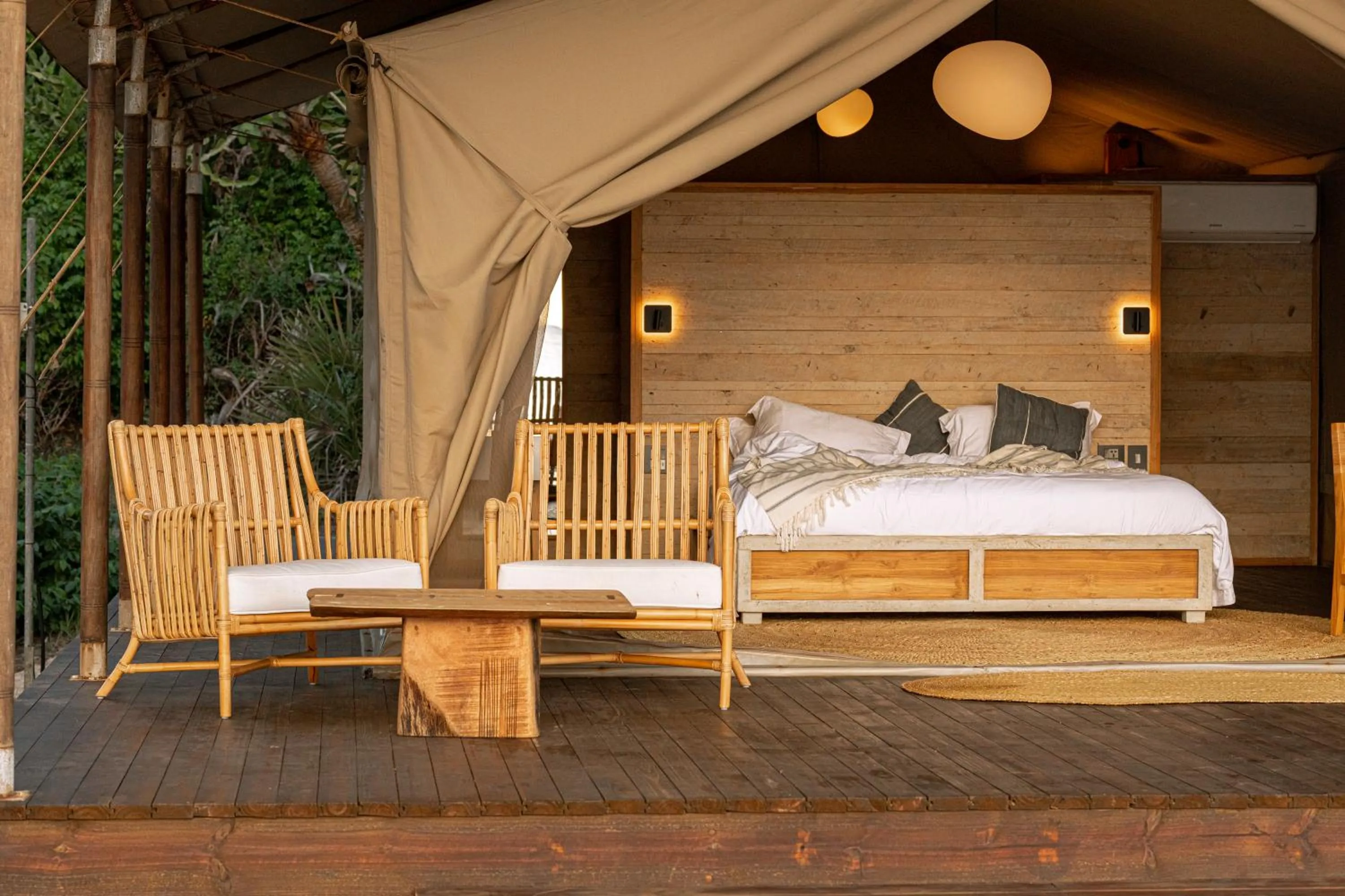 Seating area, Bed in The Overhang