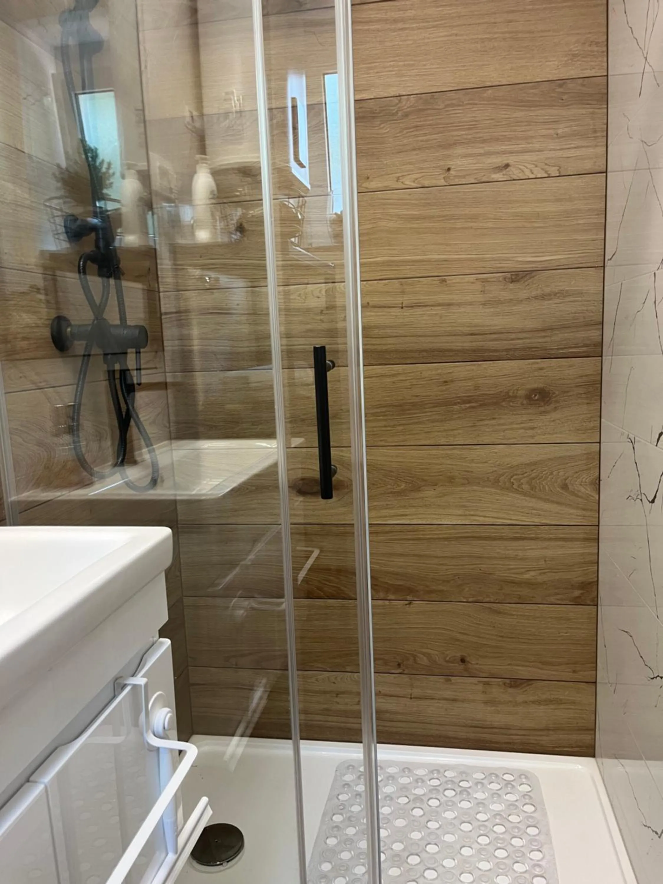 Shower in City apartment Blue Vibes