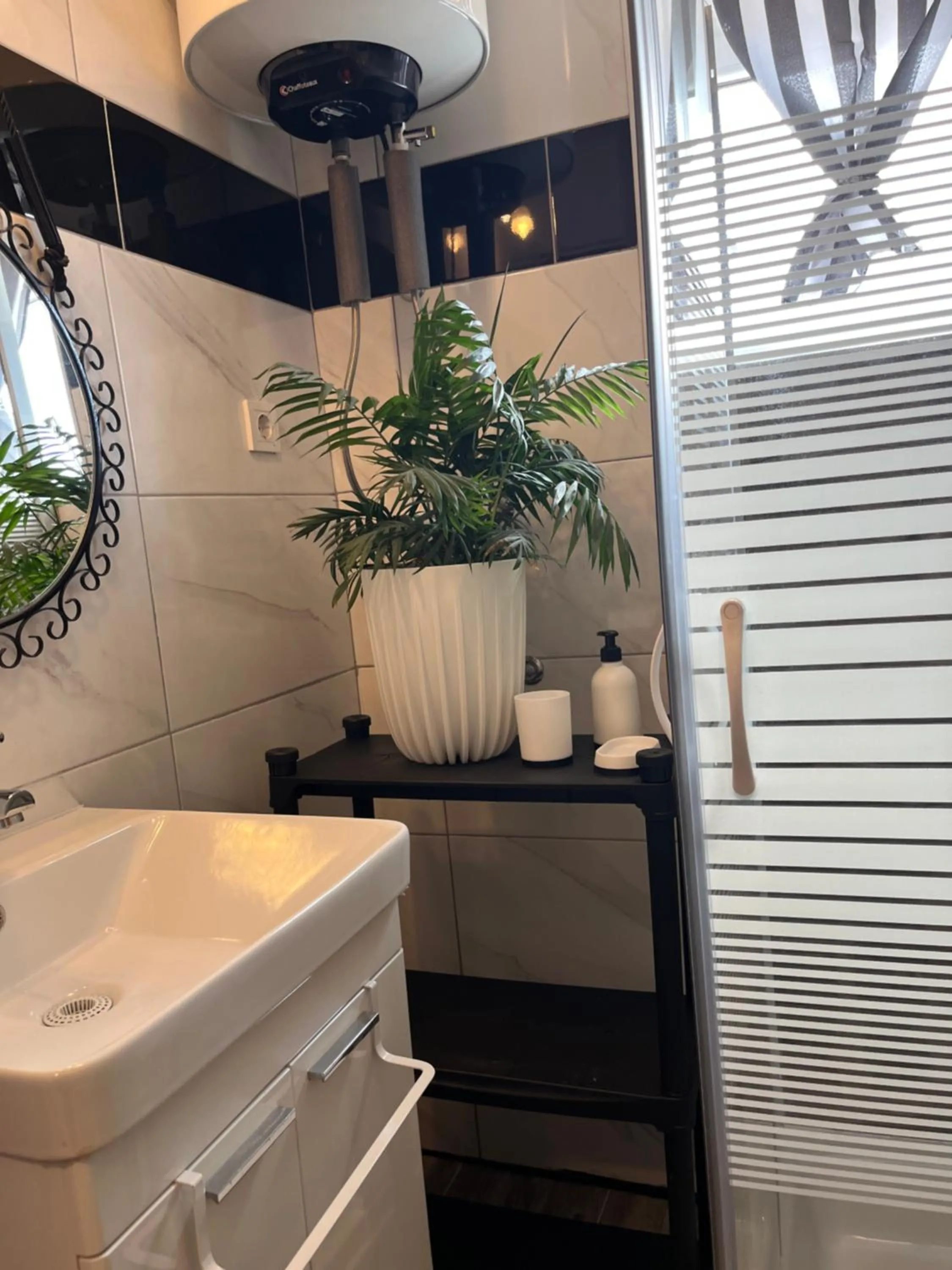 Shower in City apartment Blue Vibes