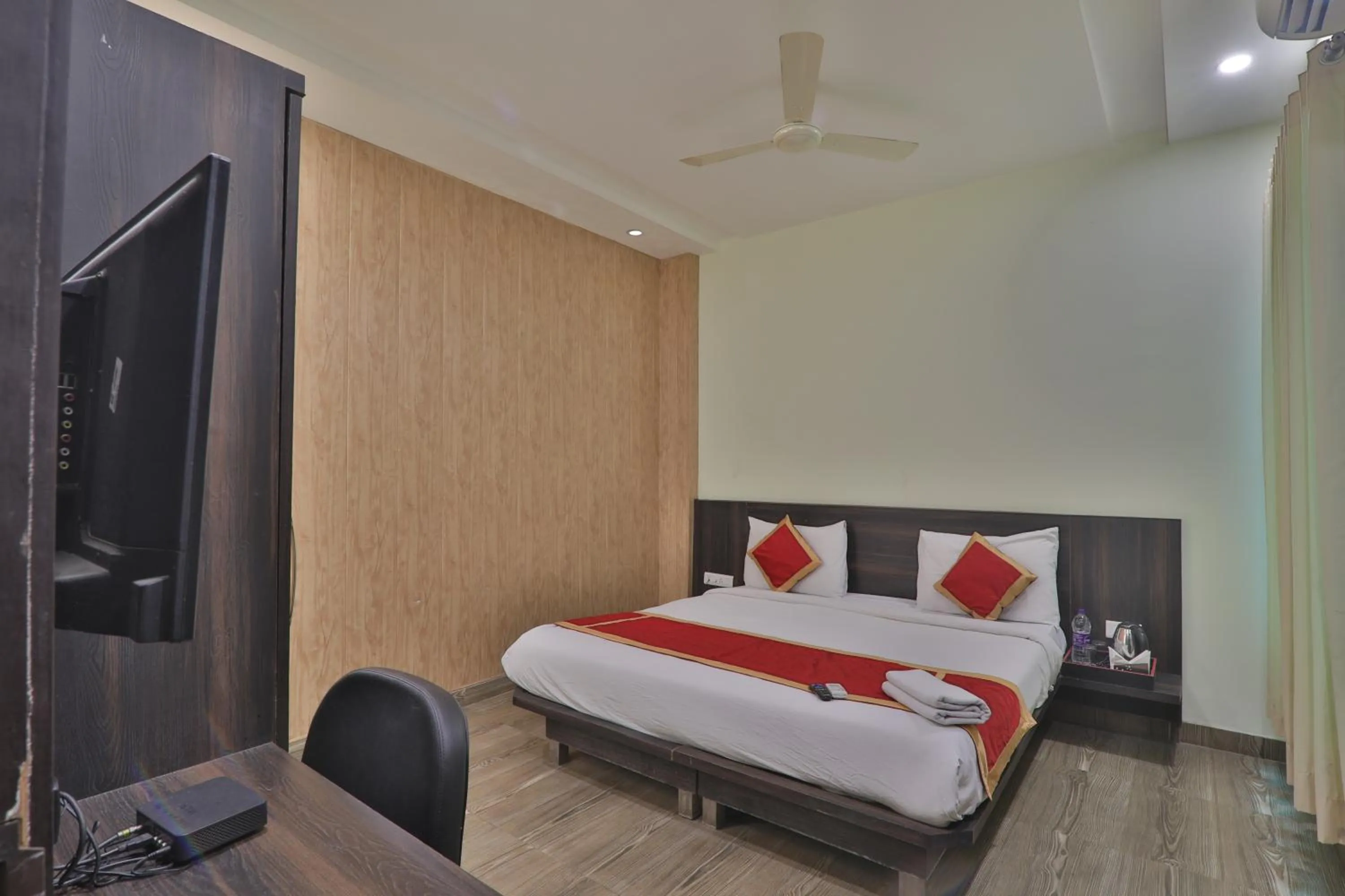 Communal lounge/ TV room, Bed in Hotel Aarya