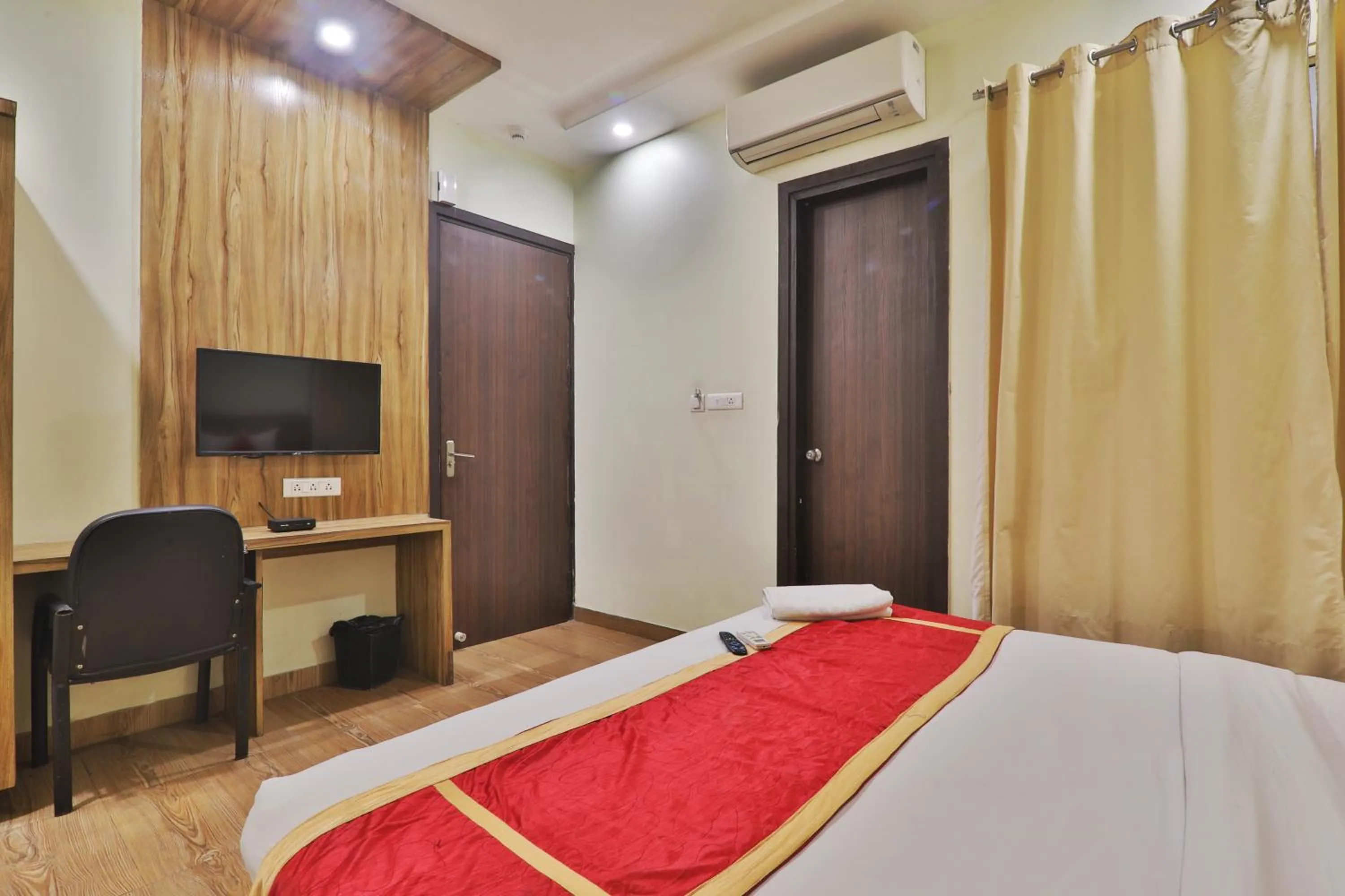 Communal lounge/ TV room, Bed in Hotel Aarya