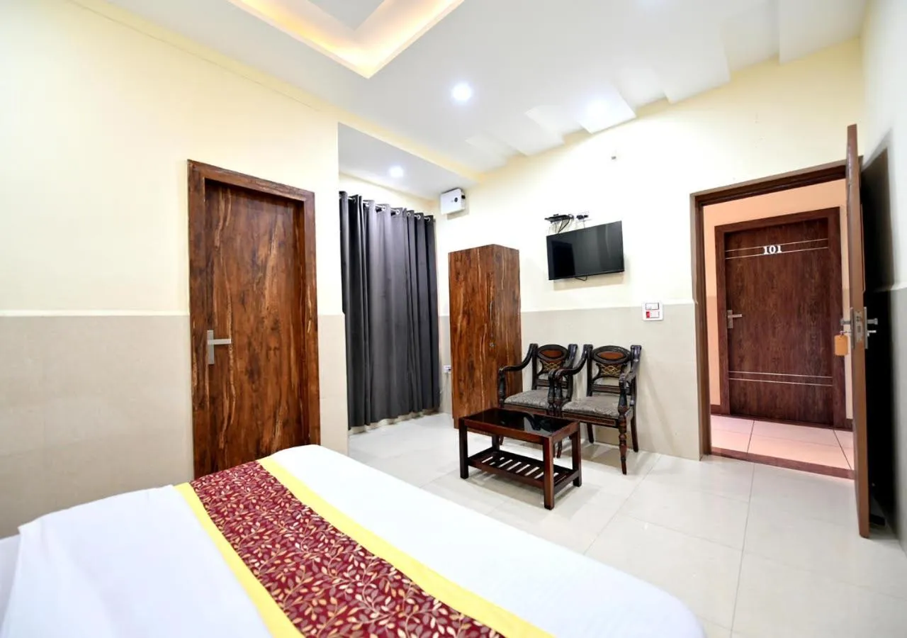 Seating area, Bed in Royal Inn Jammu