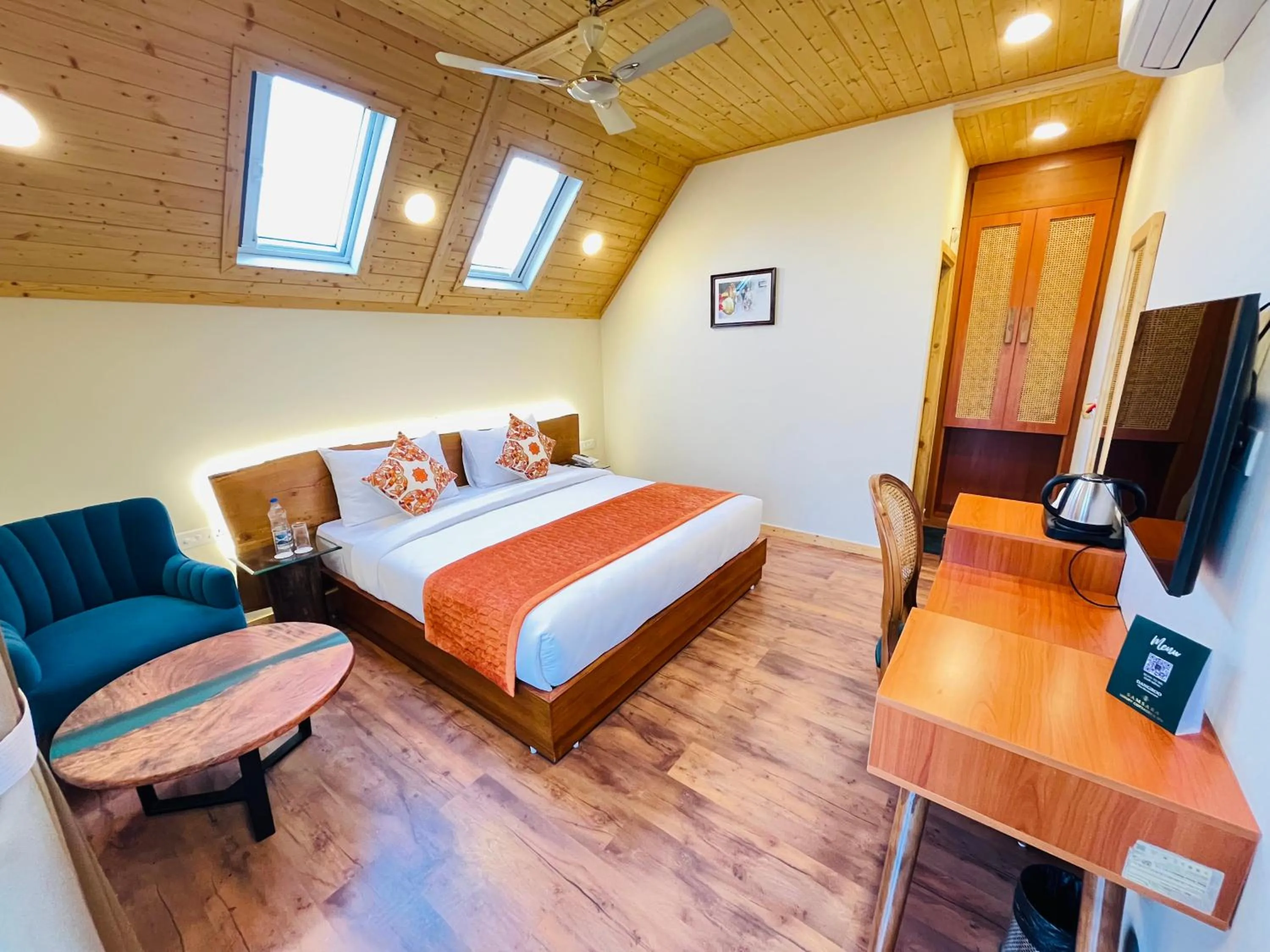 Photo of the whole room, Bed in Samsara Luxury Cottages & Spa, Chail Hills
