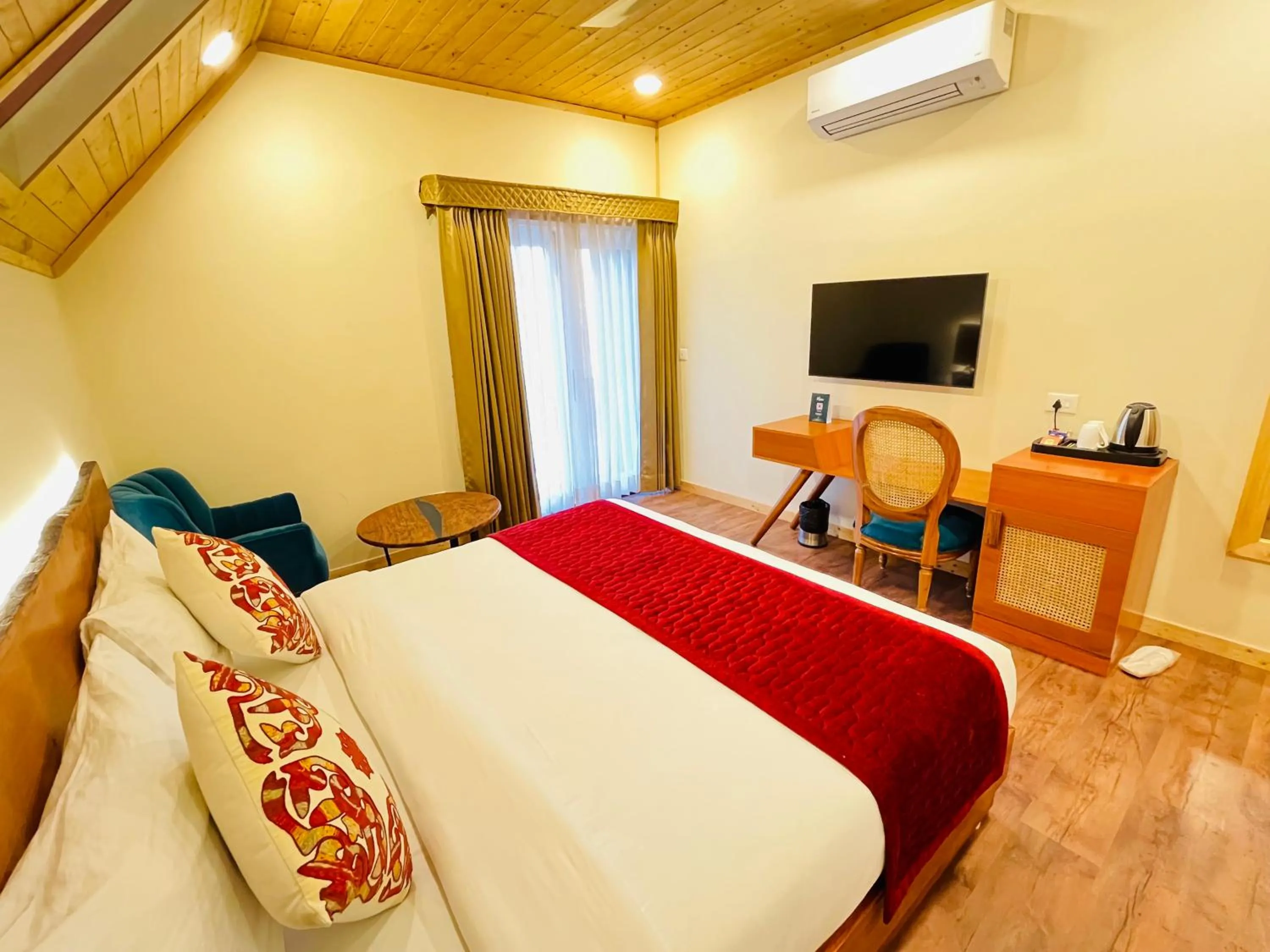 Photo of the whole room, Bed in Samsara Luxury Cottages & Spa, Chail Hills