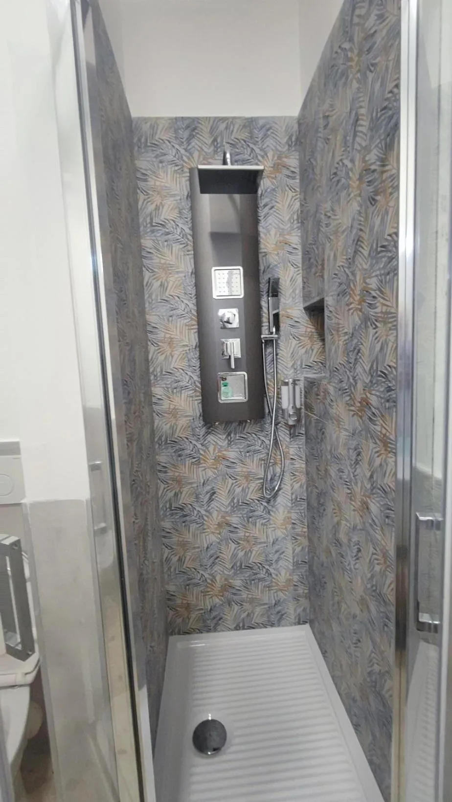 Shower in VATICAN GREEN GARDEN