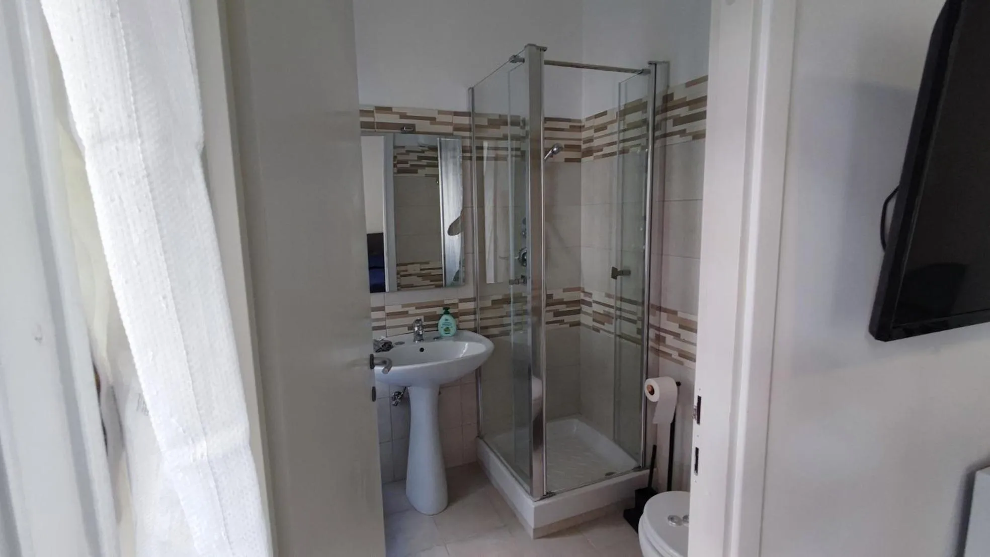 Shower in VATICAN GREEN GARDEN