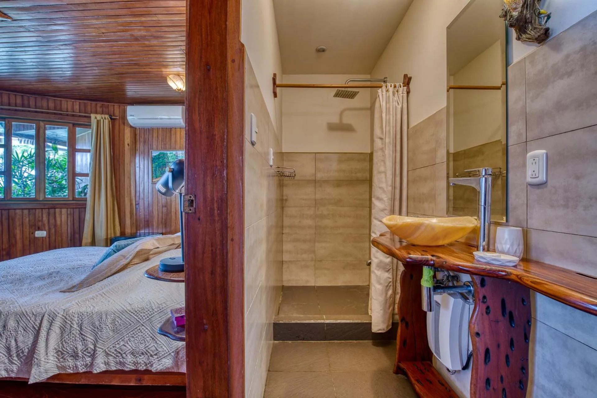 Shower, Bed in Hotel Amor de Mar