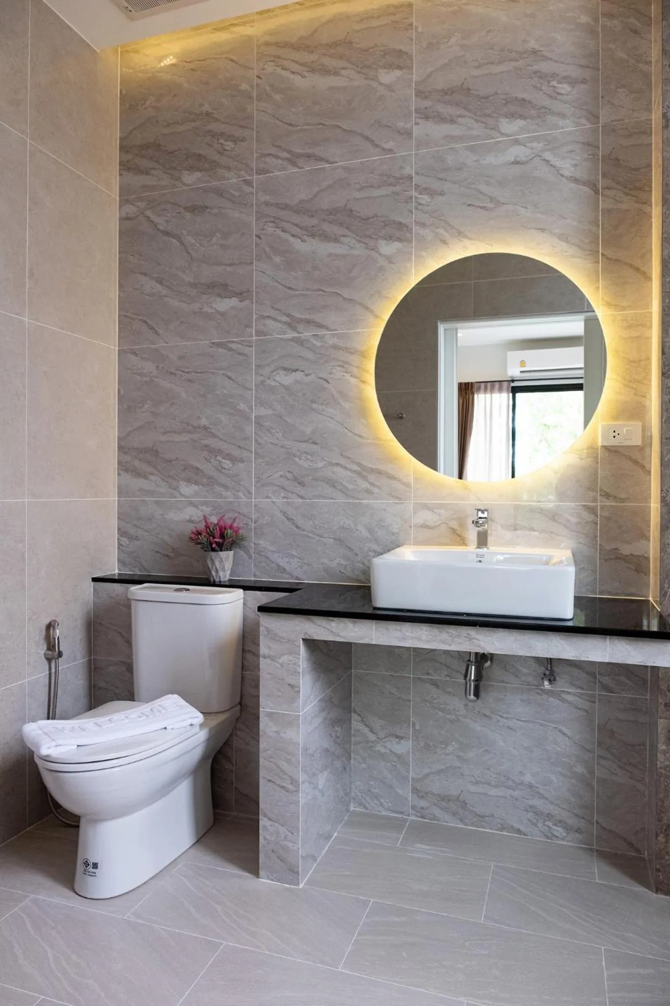 Toilet in Wellington Hotel Prachuapkhirikhan