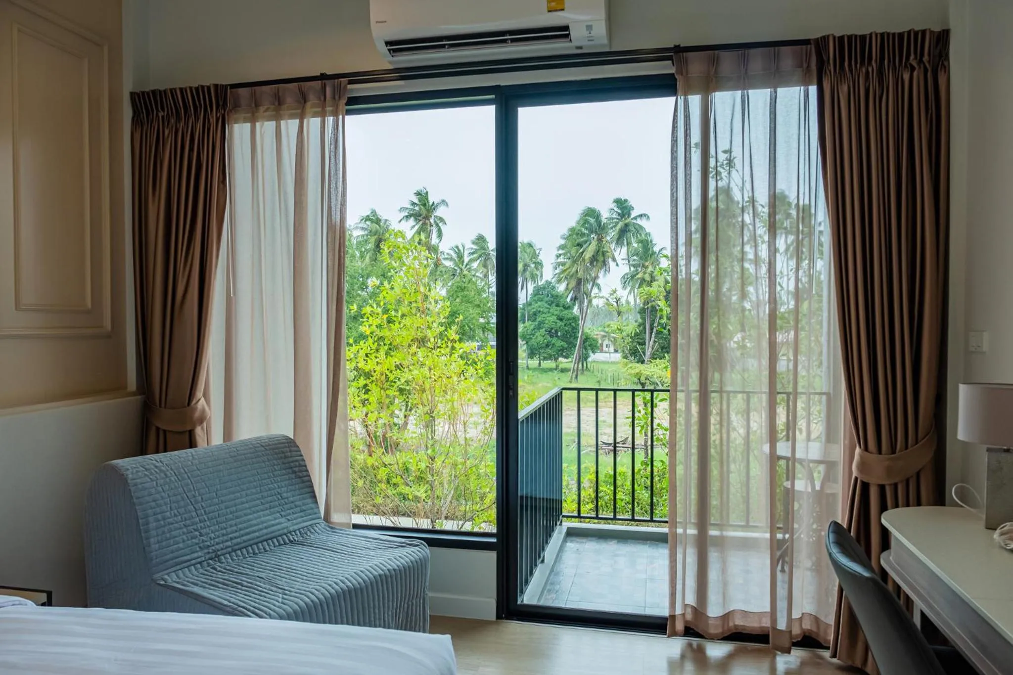 Balcony/Terrace, Bed in Wellington Hotel Prachuapkhirikhan