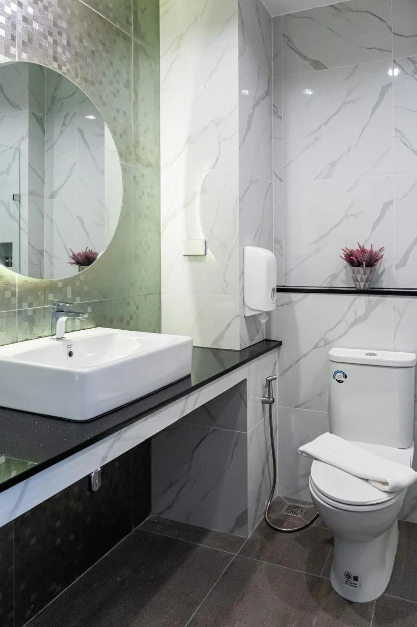 Toilet in Wellington Hotel Prachuapkhirikhan