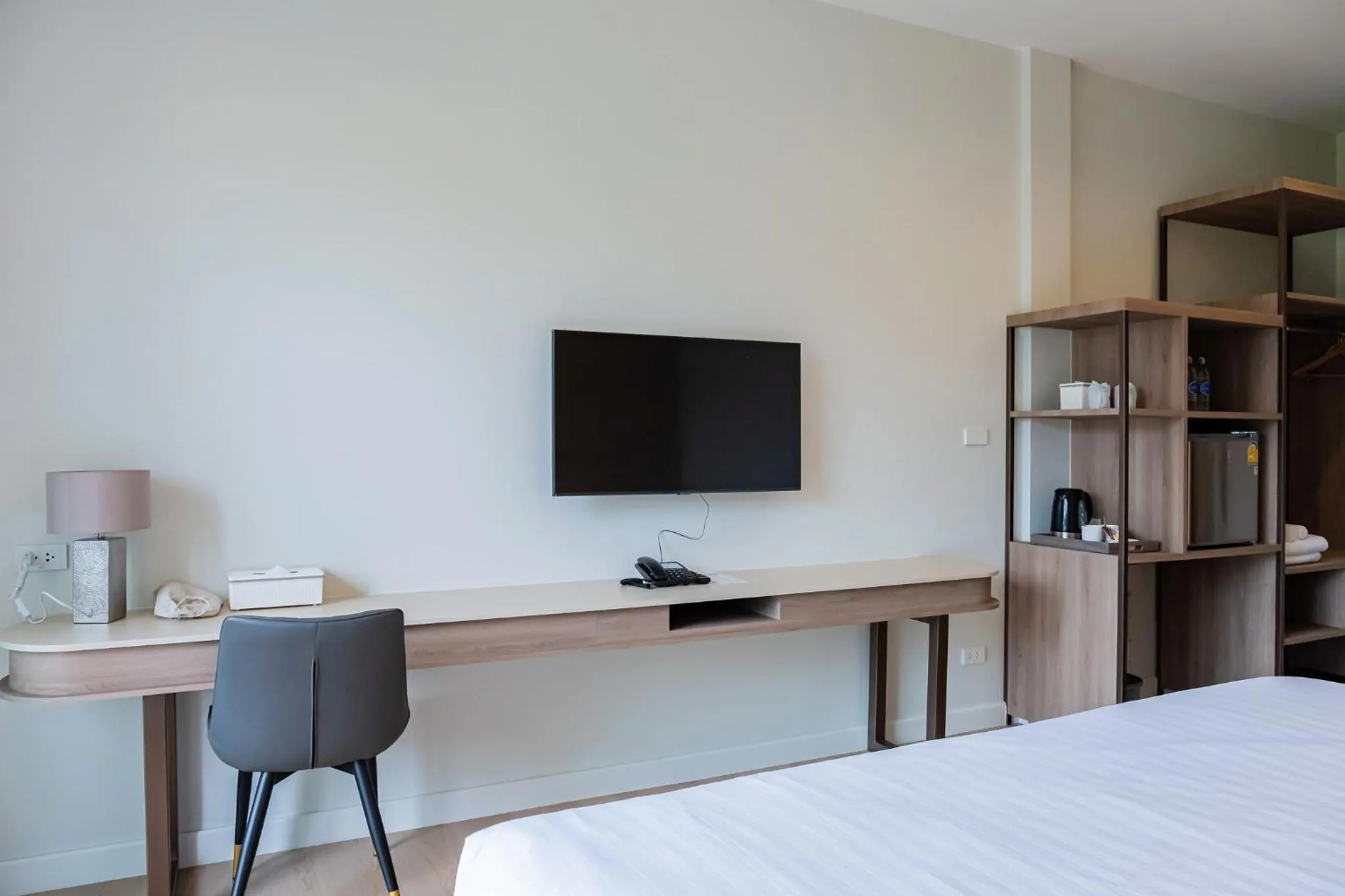 TV and multimedia, Bed in Wellington Hotel Prachuapkhirikhan