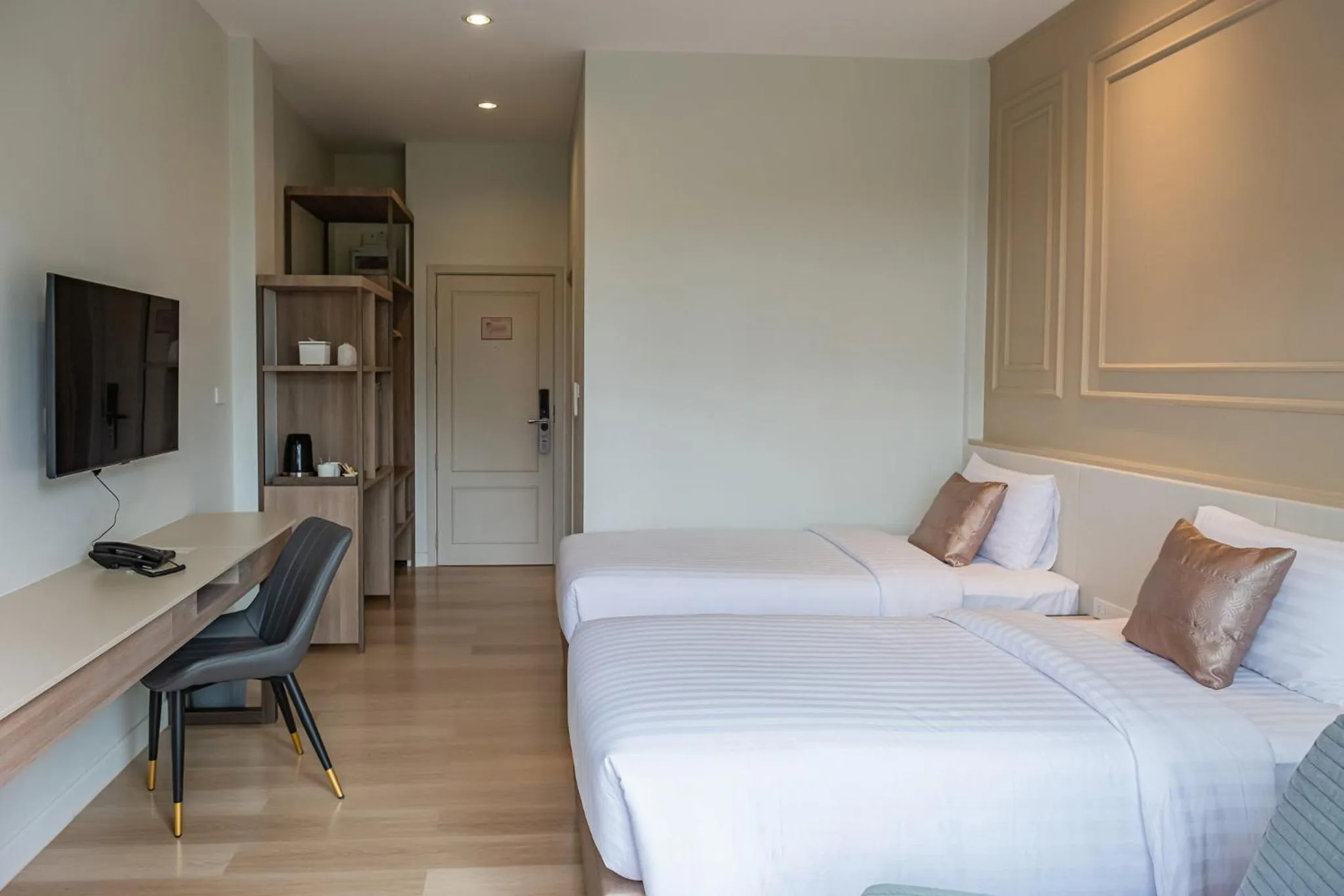 TV and multimedia, Bed in Wellington Hotel Prachuapkhirikhan