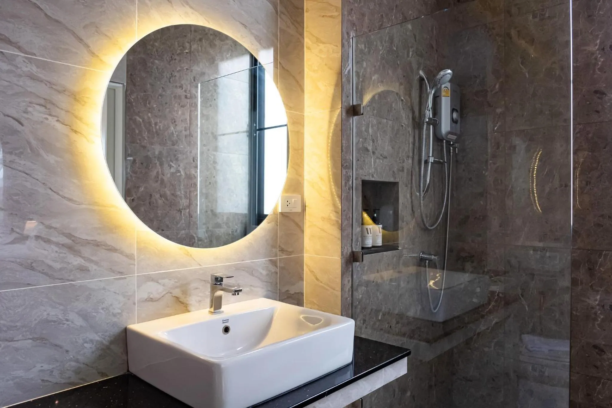 Shower in Wellington Hotel Prachuapkhirikhan