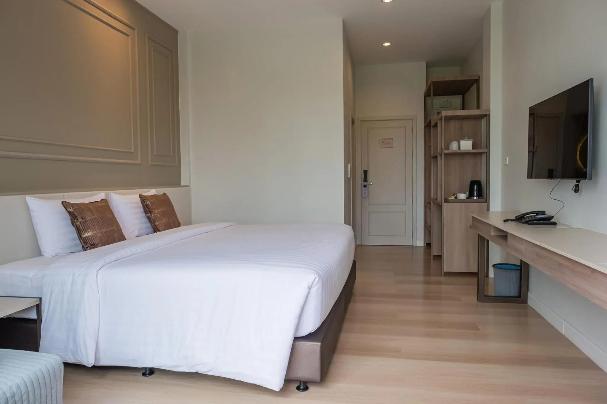 Photo of the whole room, Bed in Wellington Hotel Prachuapkhirikhan