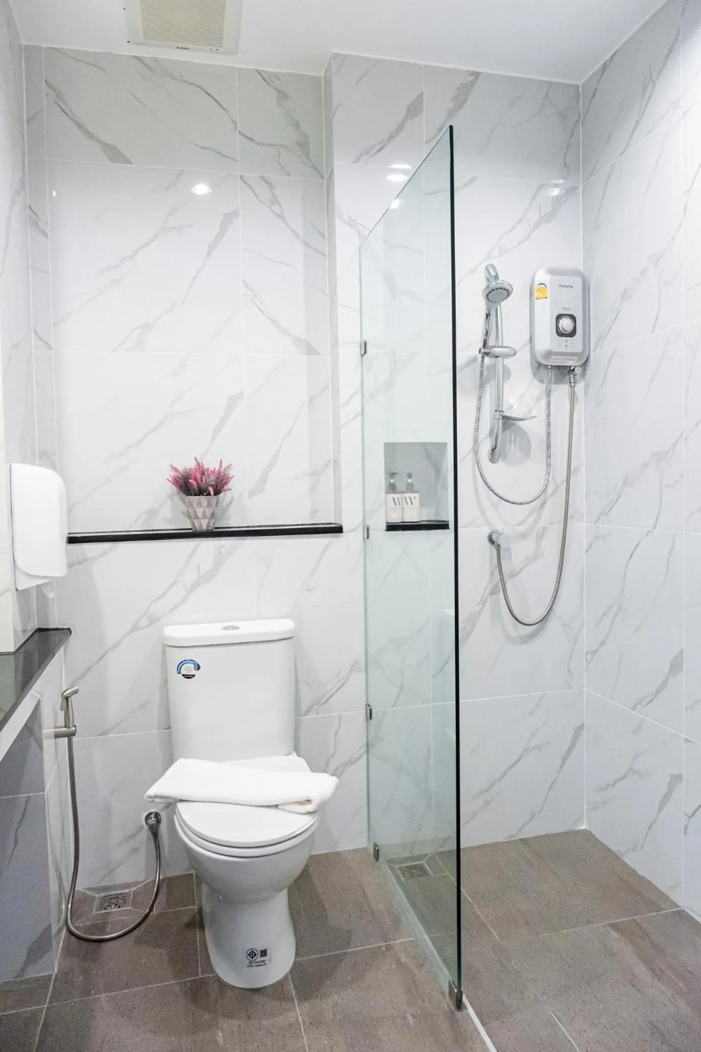 Shower in Wellington Hotel Prachuapkhirikhan