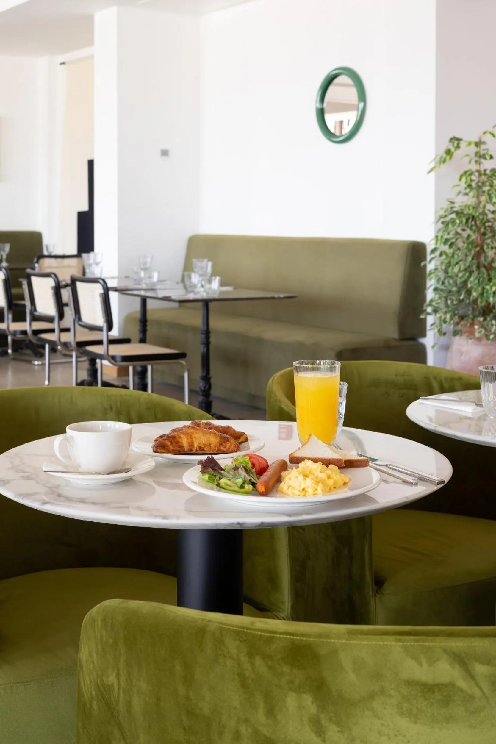 Restaurant/places to eat in Castor & Pollux Hotel