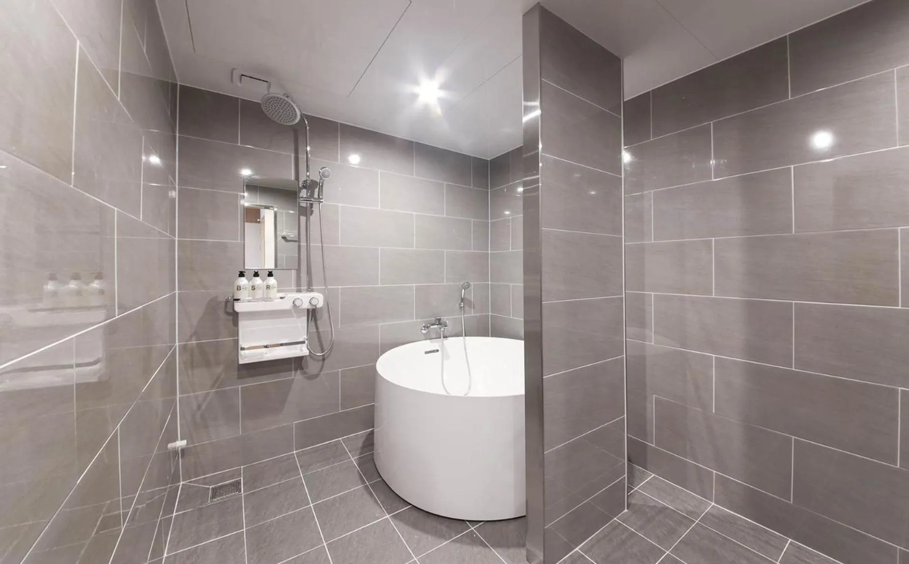 Shower in H Avenue Hotel in Gyeongju