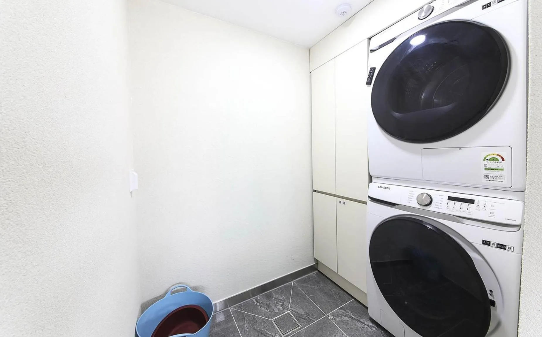 washing machine in H Avenue Hotel in Gyeongju